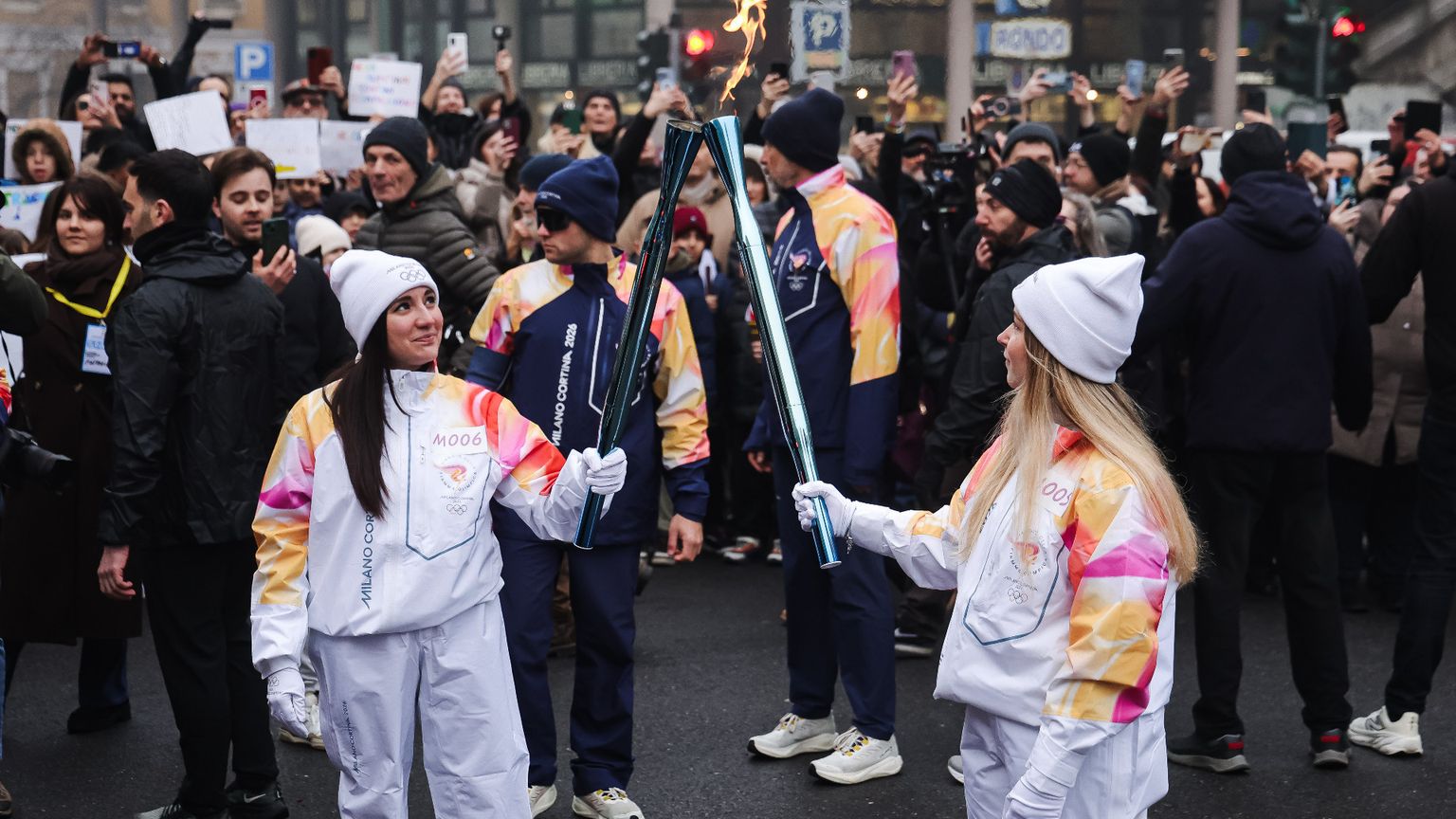 Così Milano si accende per i Giochi. La parole di Mattarella sui "valori olimpici"