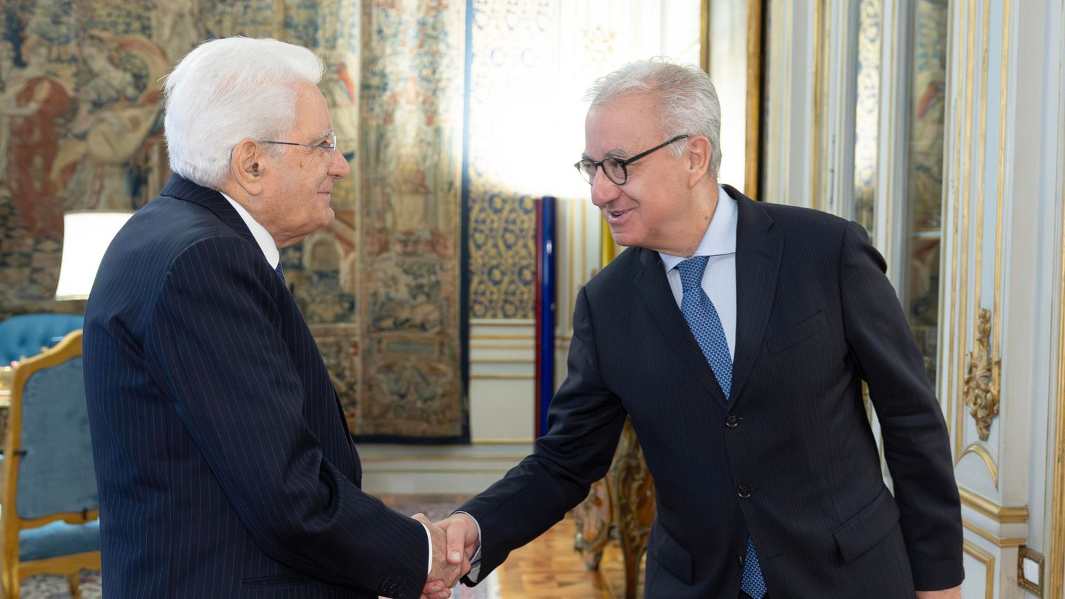 Il Presidente della Repubblica Sergio Mattarella con Alfredo Mantovano, Sottosegretario di Stato alla Presidenza del Consiglio dei ministri. Ansa / Francesco Ammendola