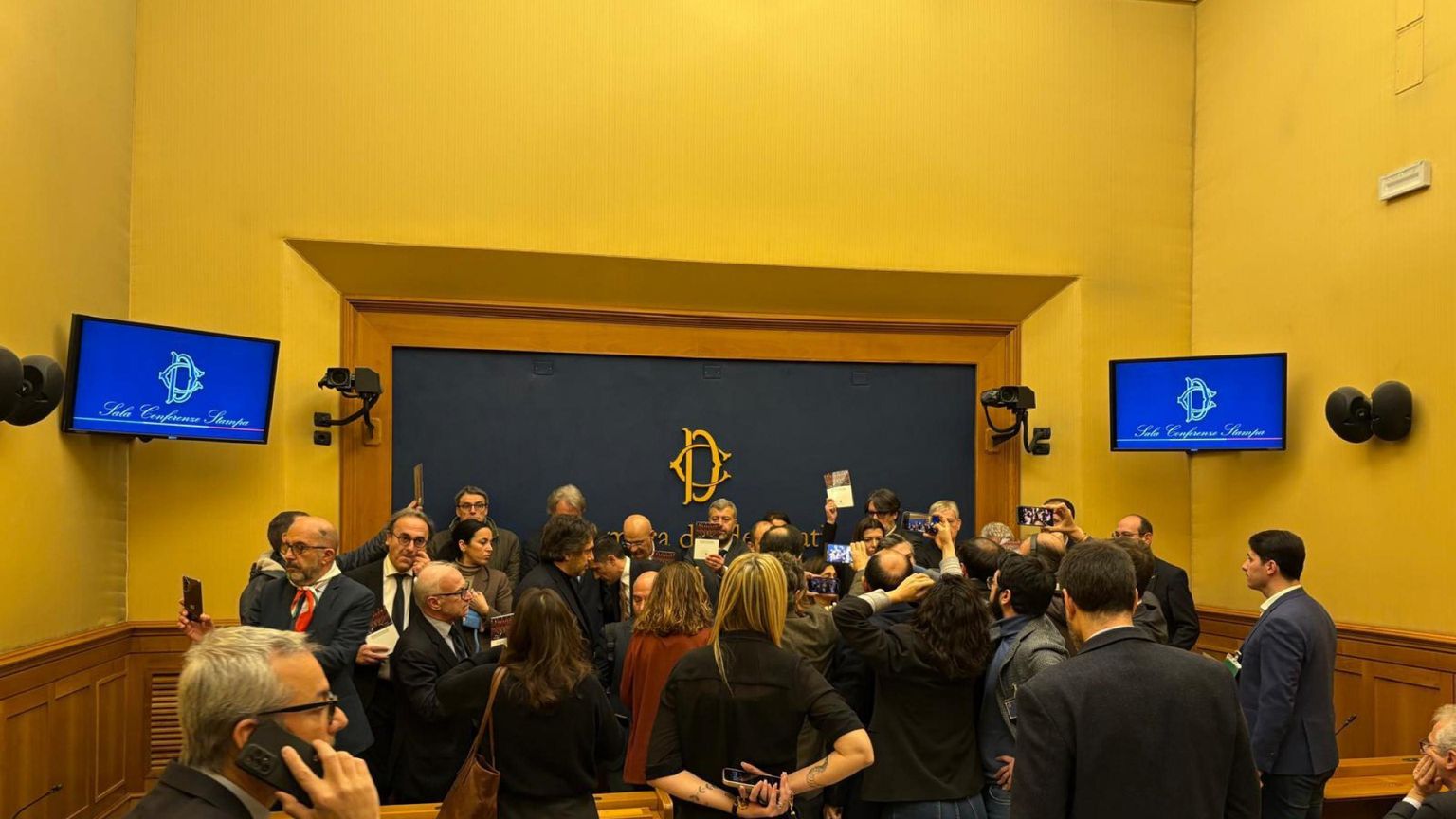 La sala stampa della Camera occupata da un gruppo di deputati di Pd, M5s e Avs poco prima della conferenza stampa sulla remigrazione con il portaoce di Casapound Luca Marsella. Foto d'archivio