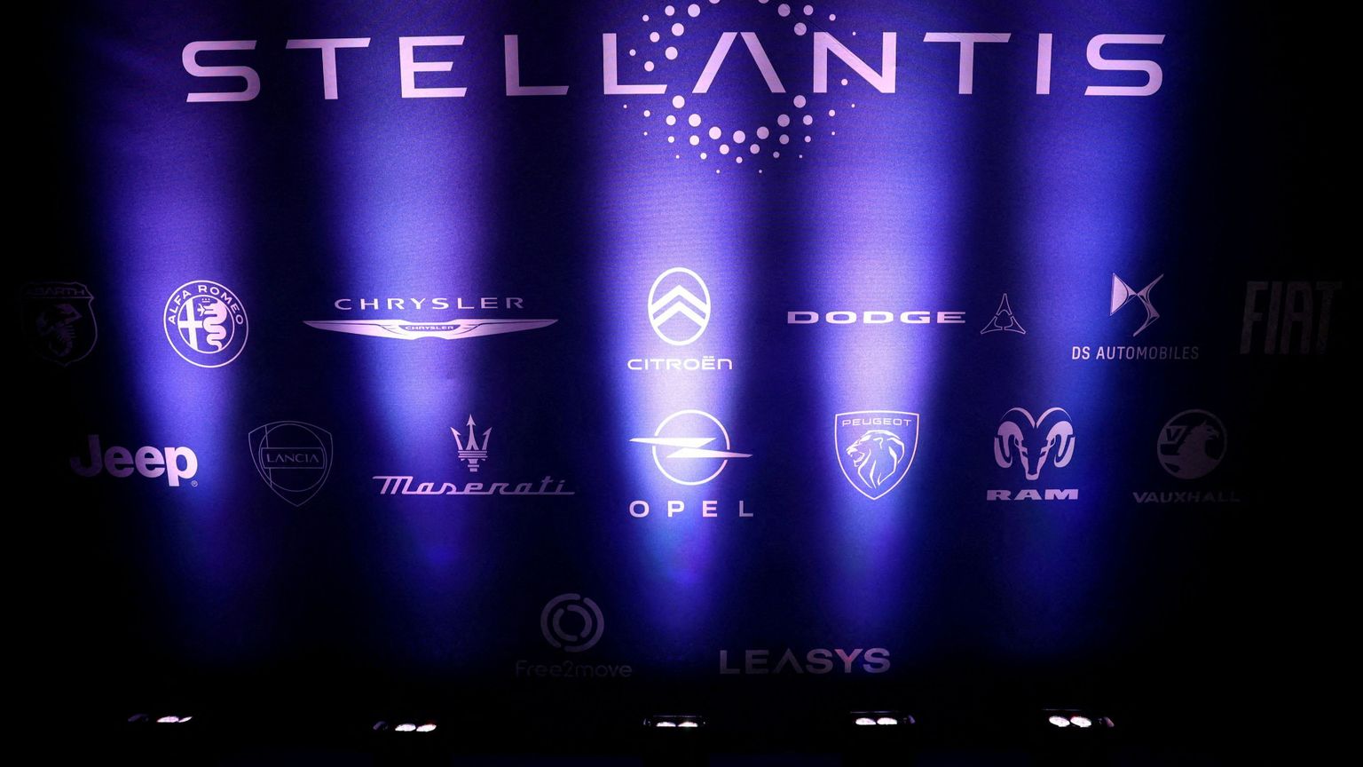 Stellantis fa retromarcia sull'elettrico: maxi-perdita