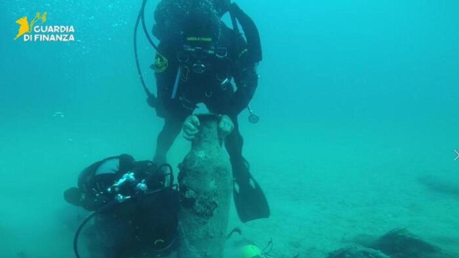 Riemerge a Gallipoli una nave romana carica di anfore
