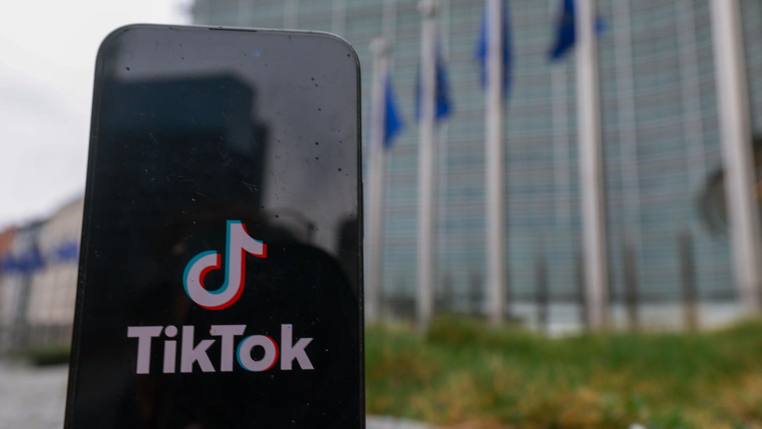 L'Ue mette sotto accusa TikTok: «È progettato per dare assuefazione»