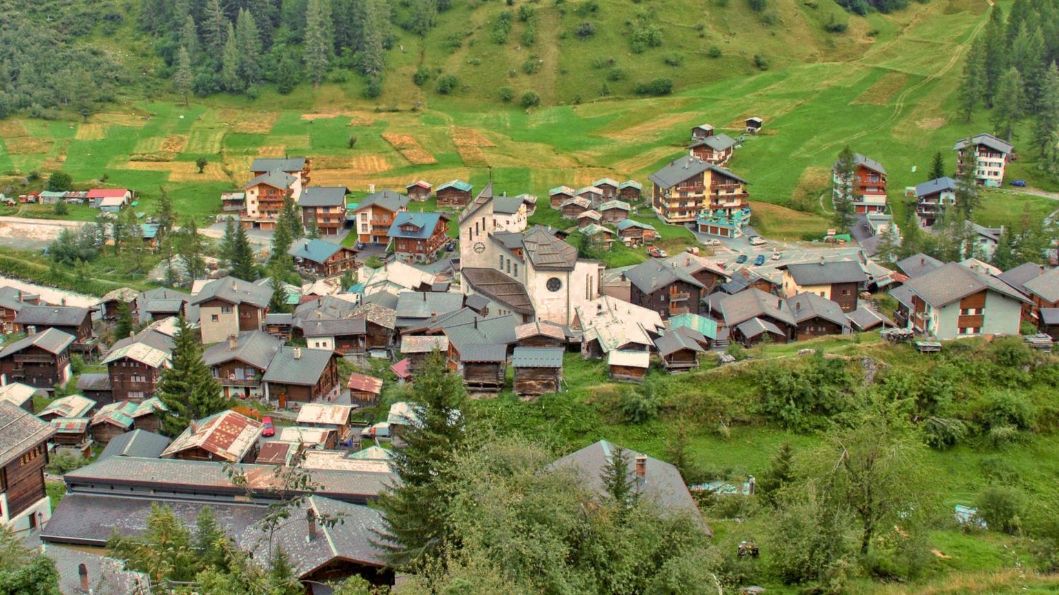 Una vista di Blatten, nel Canton Vallese, prima della frana del 28 maggio 2025. Al centro è visibile la chiesa cattolica, anch'essa cancellata dal disastro