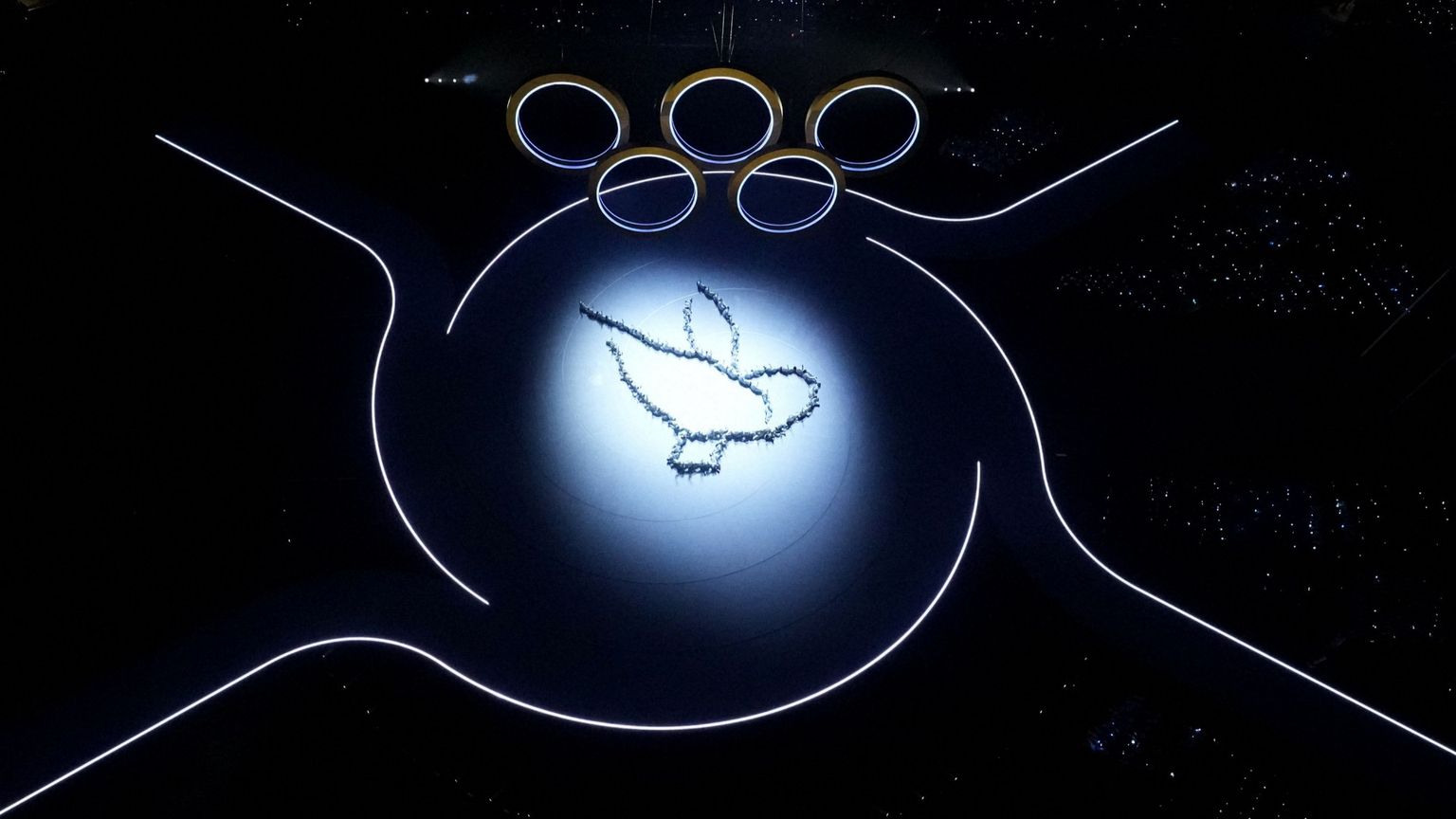 Il simbolo della pace nel cuore di San Siro, formato dai corpi dei ballerini