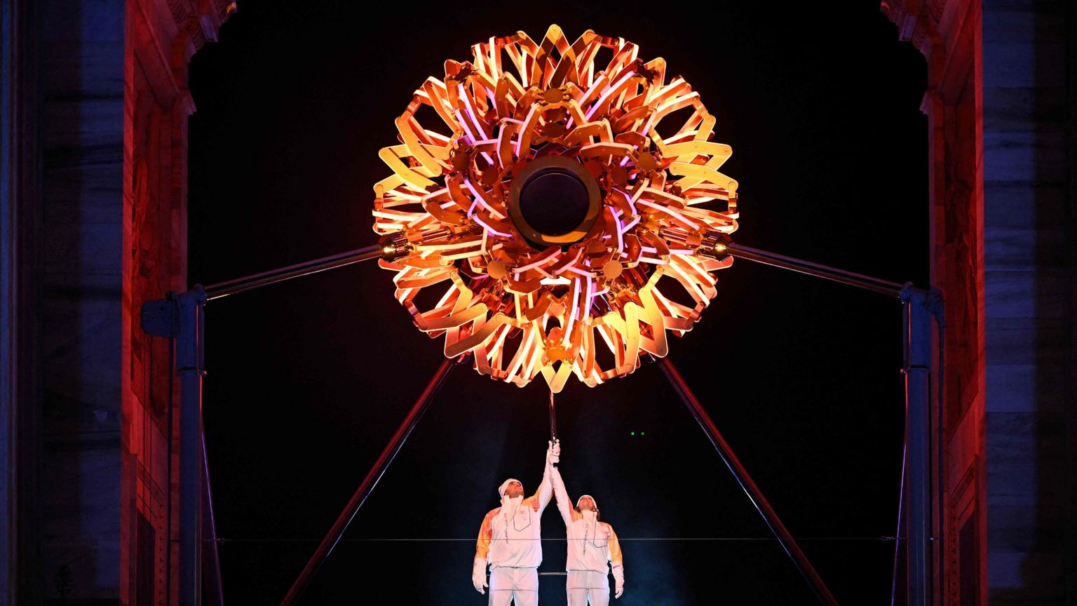 L'accensione del braciere olimpico sotto l'Arco della Pace a Milano / AFP