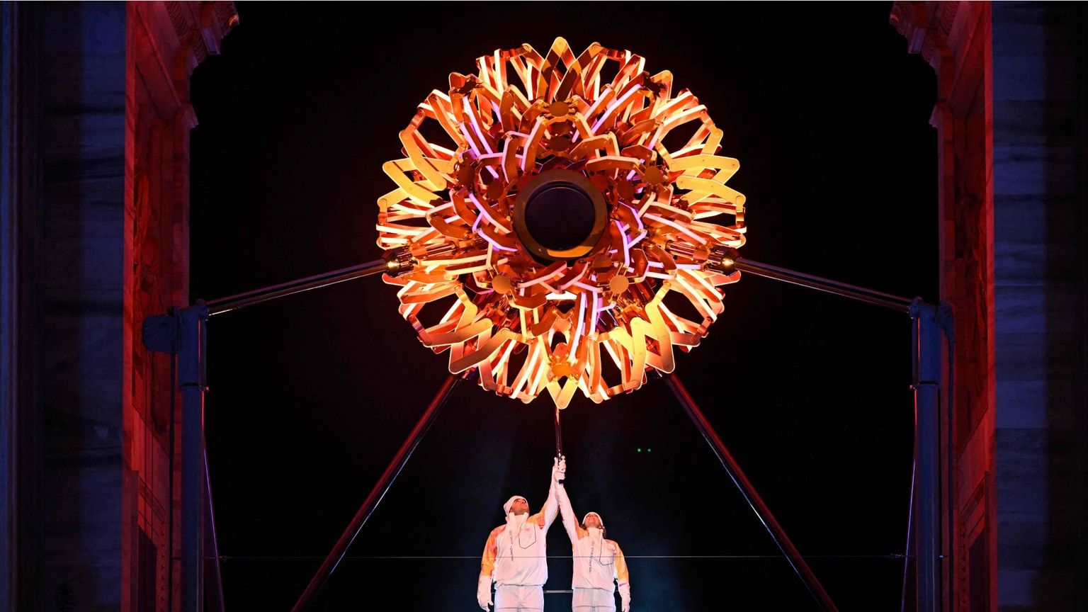L'accensione del braciere olimpico sotto l'Arco della Pace a Milano / AFP