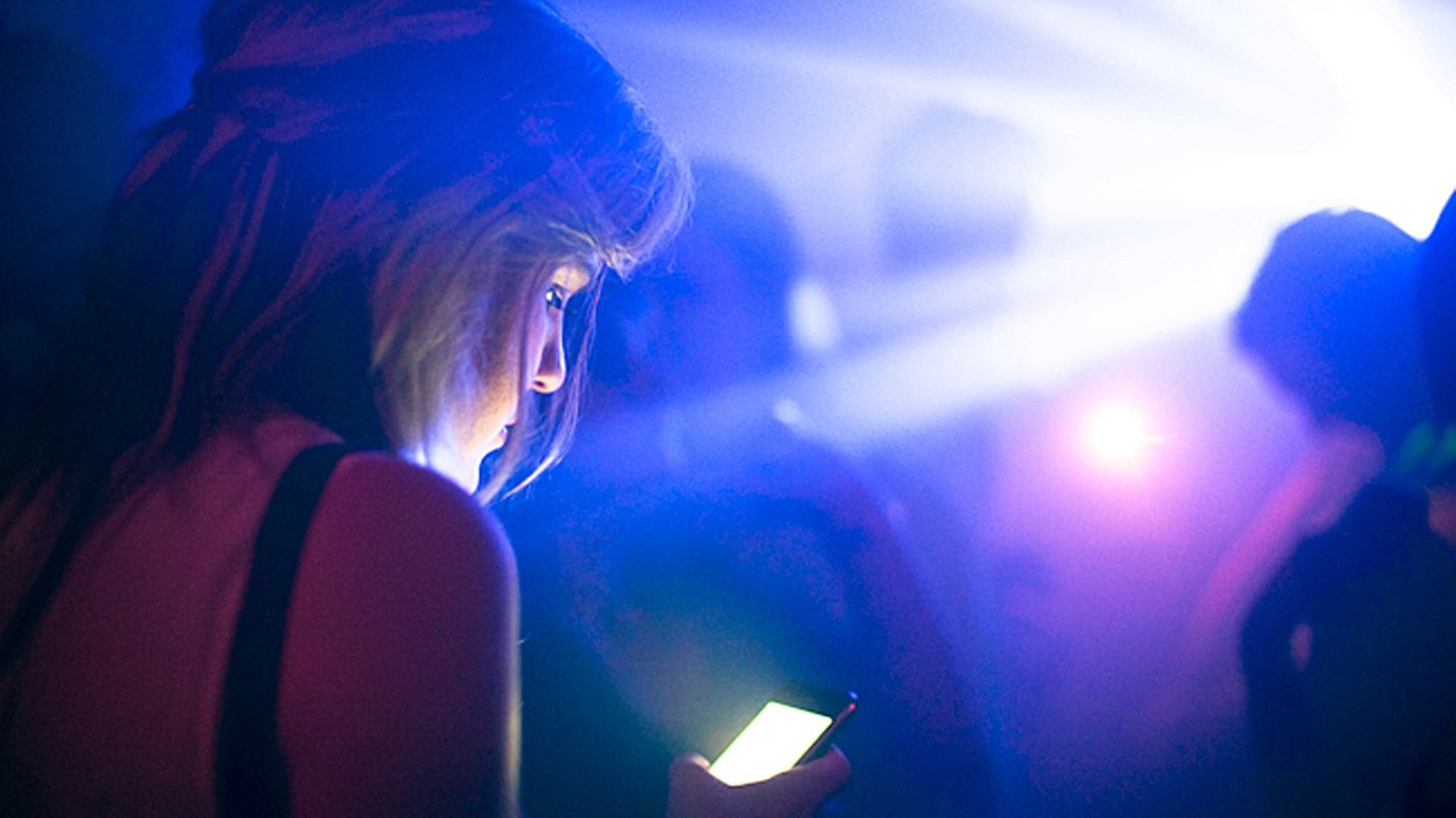 Un adolescente su 3 "parla" con i chatbot: ecco tutti i rischi