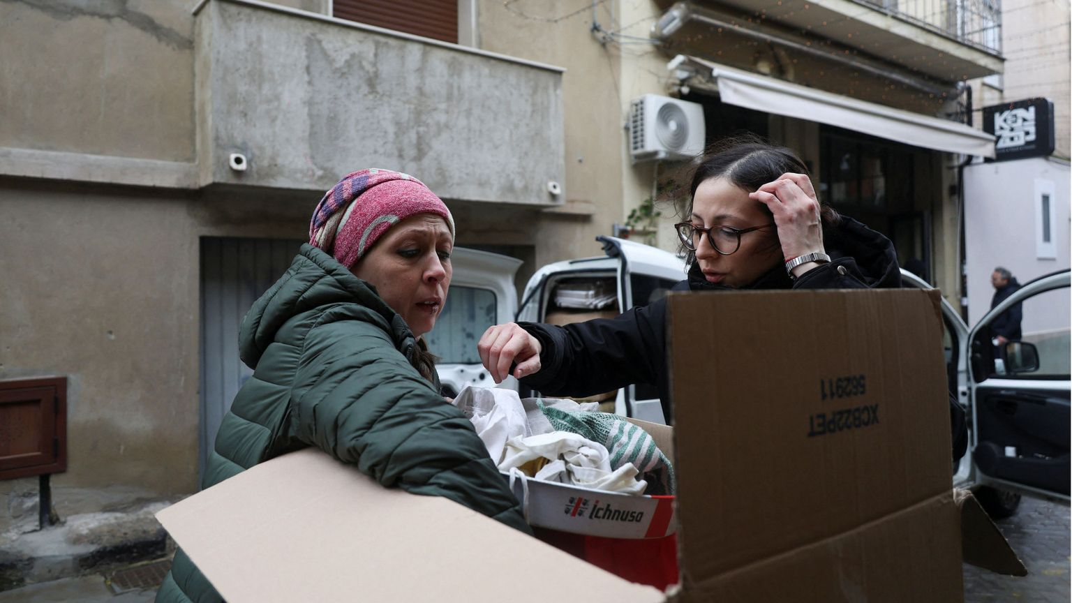 La vita dentro una valigia: così gli abitanti di Niscemi raccolgono le ultime cose