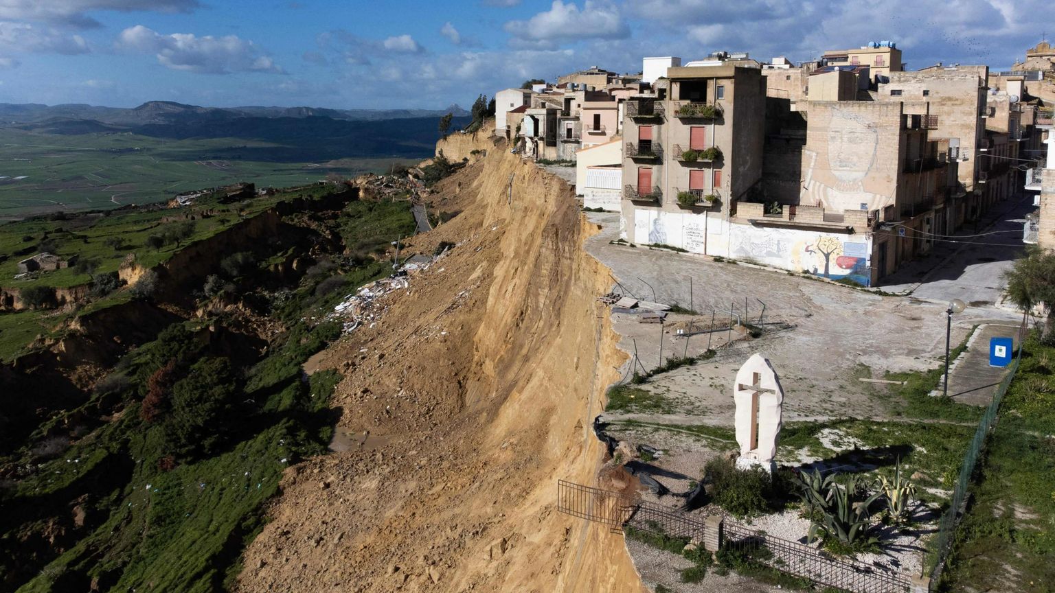 Niscemi, sopralluogo della procura con i consulenti