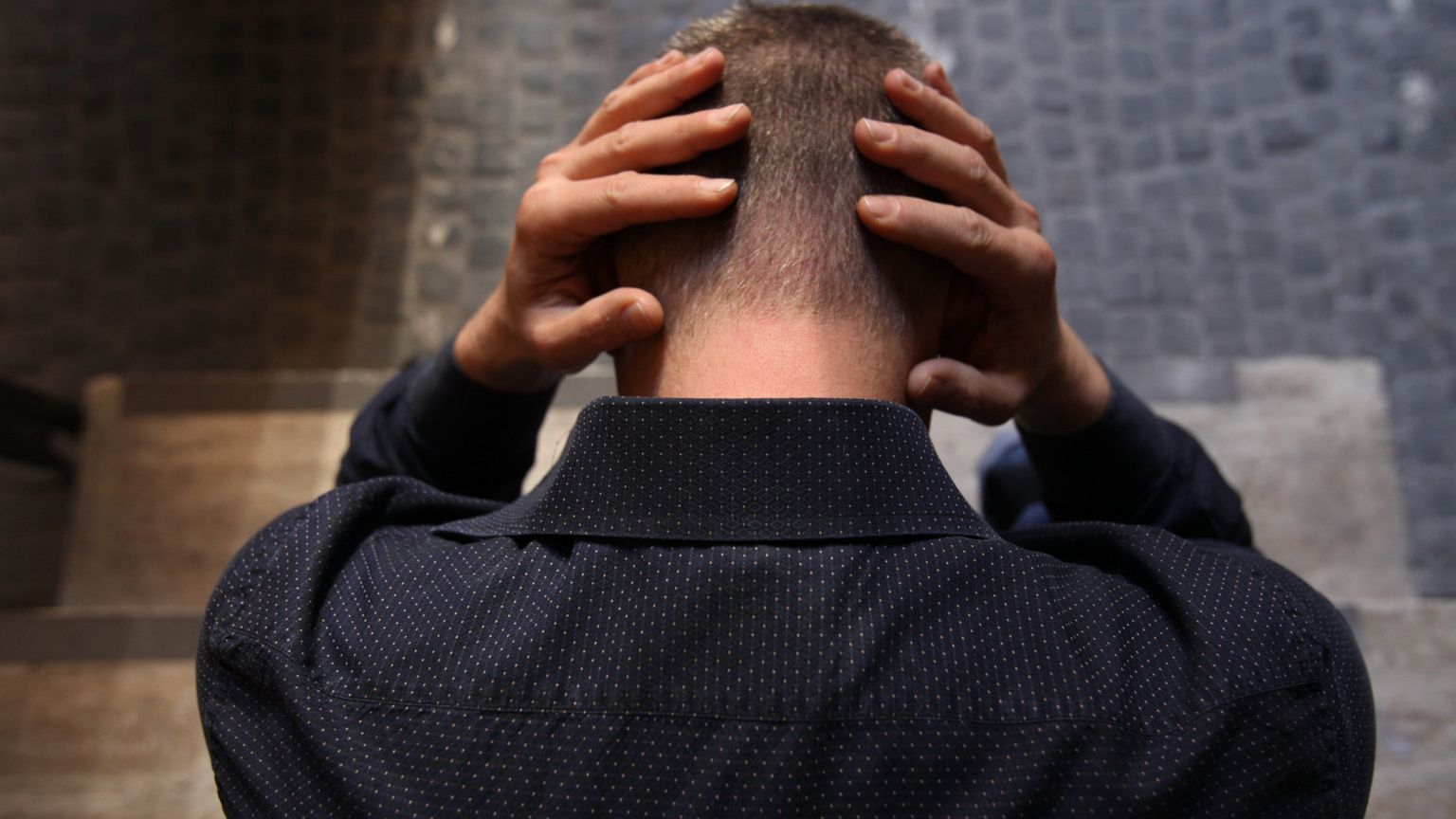 Un ragazzo in preda a un attacco di ansia