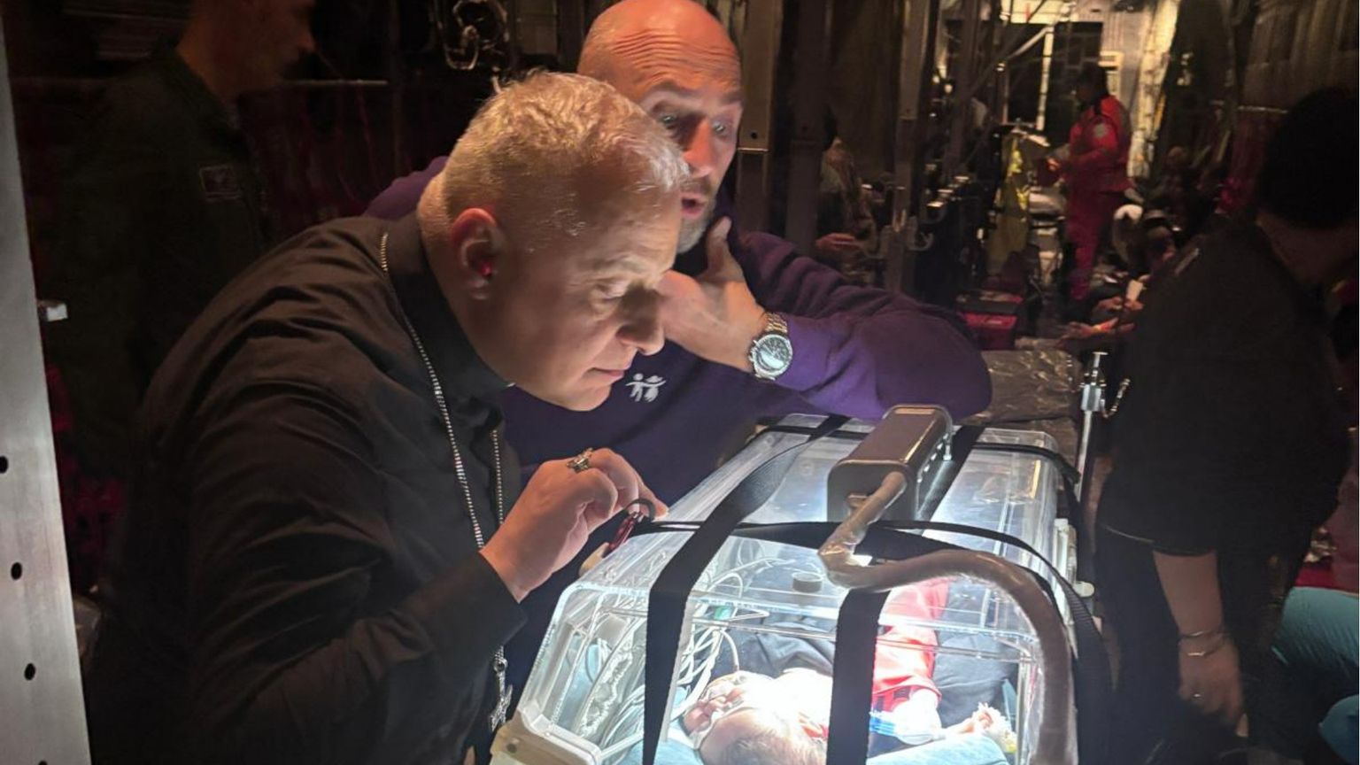 Ventisei gazawi bisognosi di cure urgenti sono arrivati in Italia con il vescovo Saba