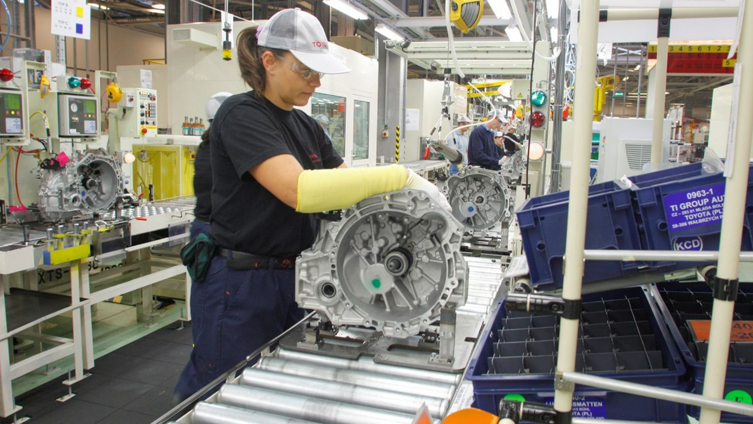 L'industria italiana è in calo per il terzo anno consecutivo: soffrono tessile e chimica