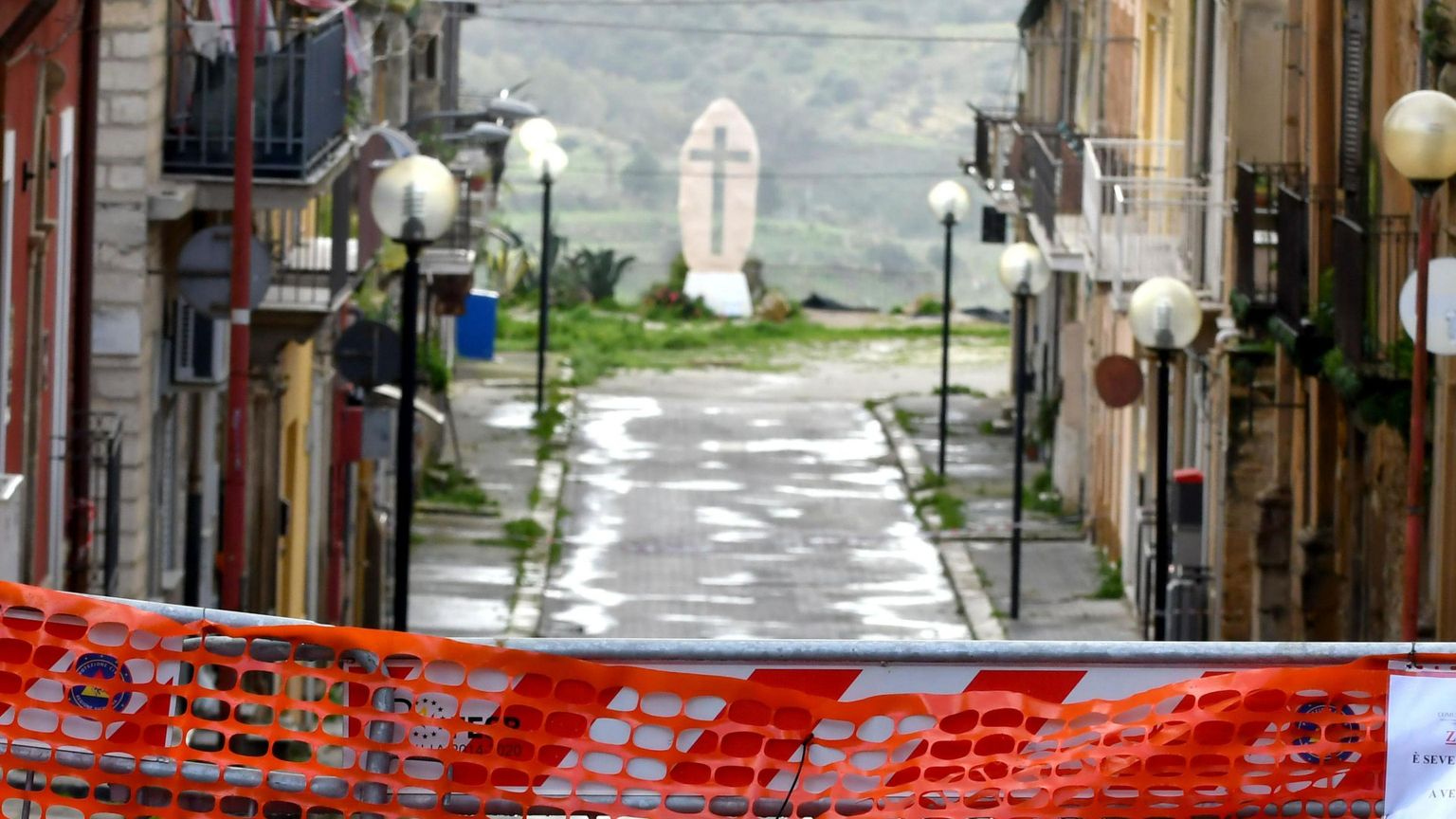 Con la gente di Niscemi, aggrappati a quella croce