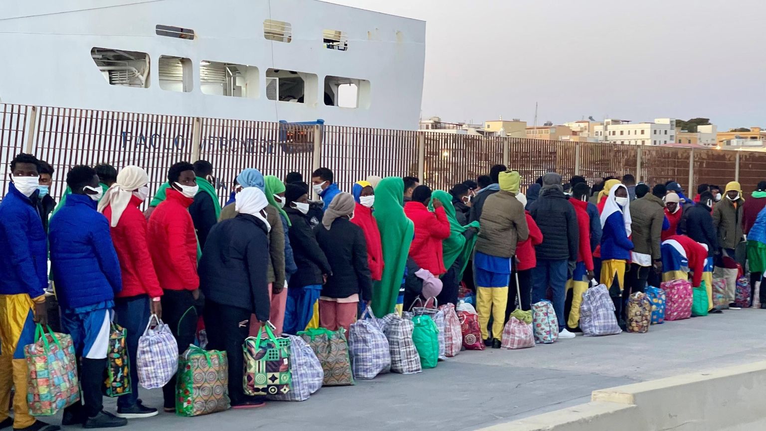«Blocco navale» ed espulsioni facili: c'è una nuova stretta sull'immigrazione