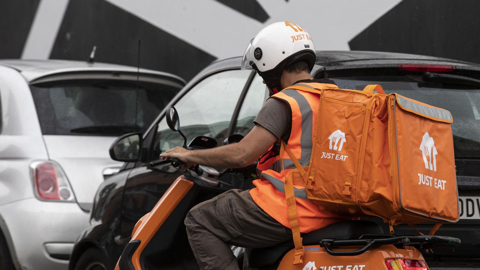 I rider sono autonomi o dipendenti? Contratti in campo e diritti in gioco