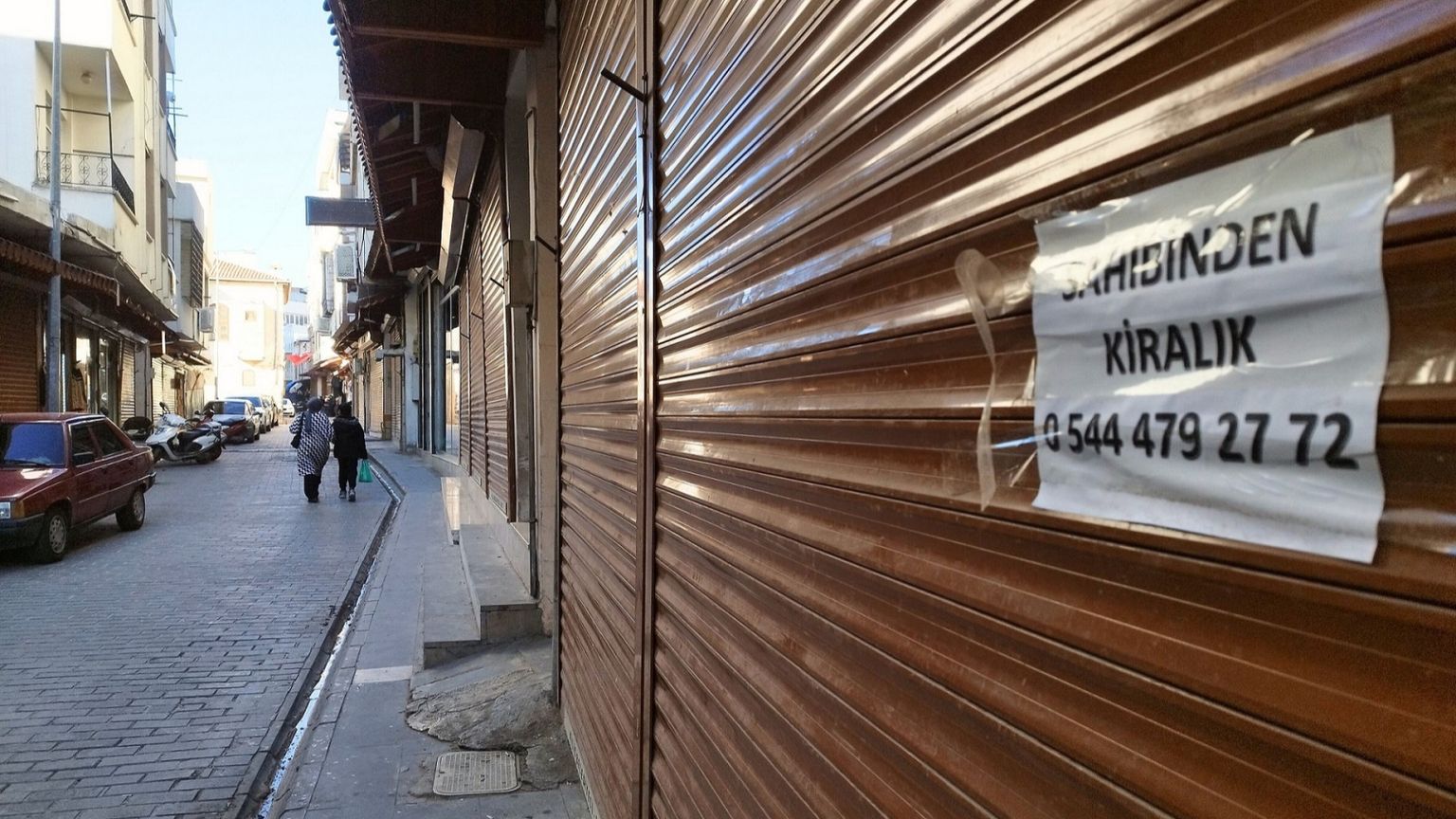 La serranda di un negozio abbassata sulla strada di una città turca