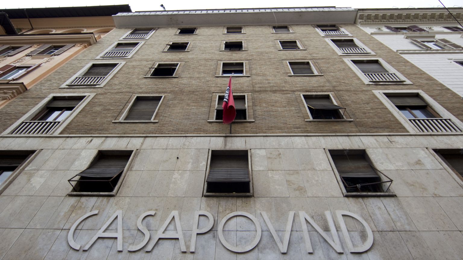 L'aggressione dopo un corteo, le accuse, la legge Scelba: dove nasce la sentenza su Casapound