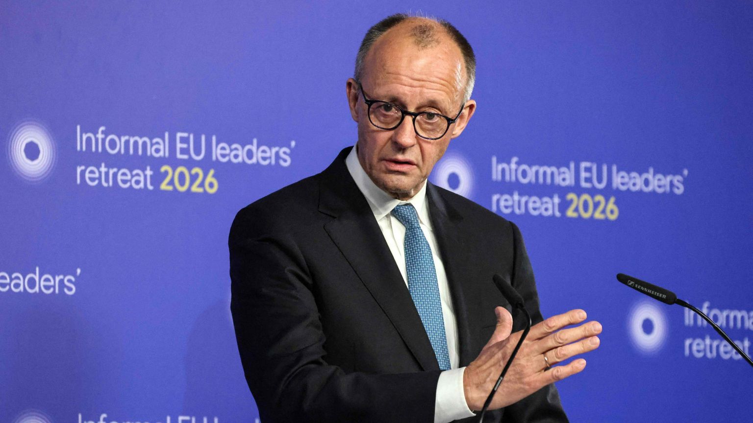 Il cancelliere tedesco Merz durante il suo discorso a Monaco