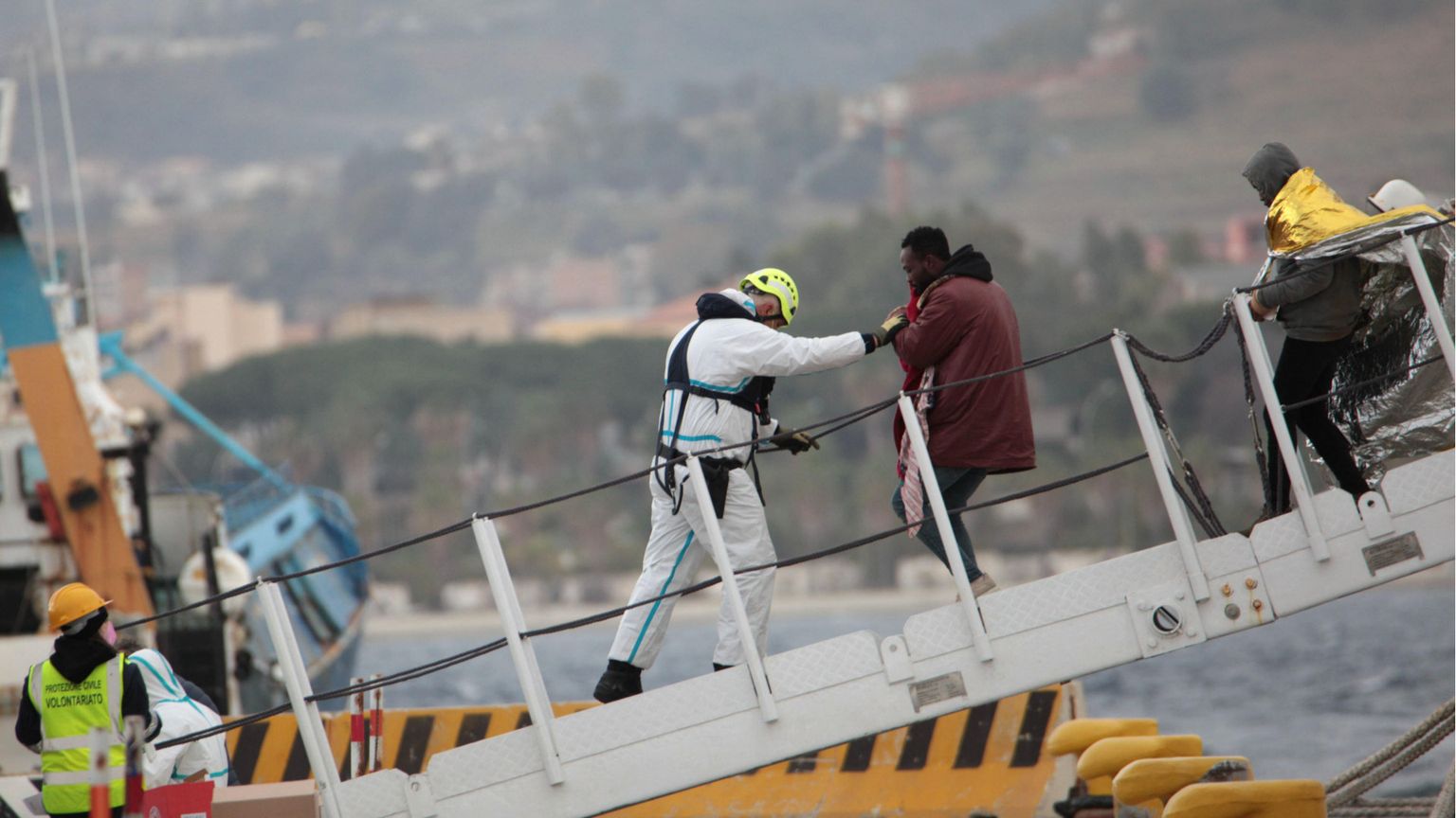 Operazioni di sbarco e accoglienza in uno dei nostri porti