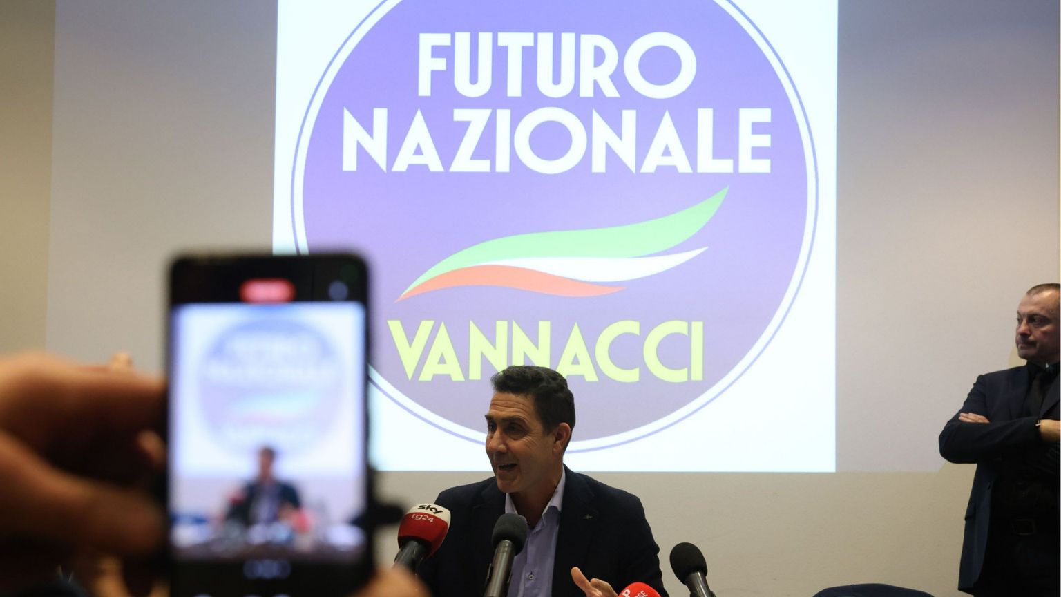 Il "Futuro" di Vannacci svela la crisi dei partiti
(e non solo del centrodestra)