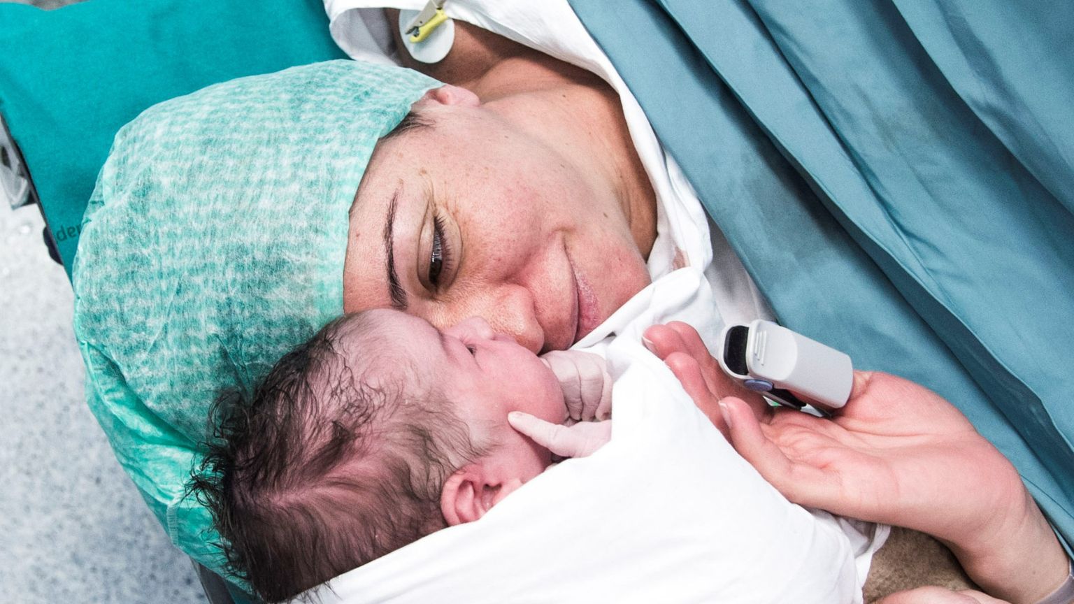 Una madre col suo bambino in sala parto
