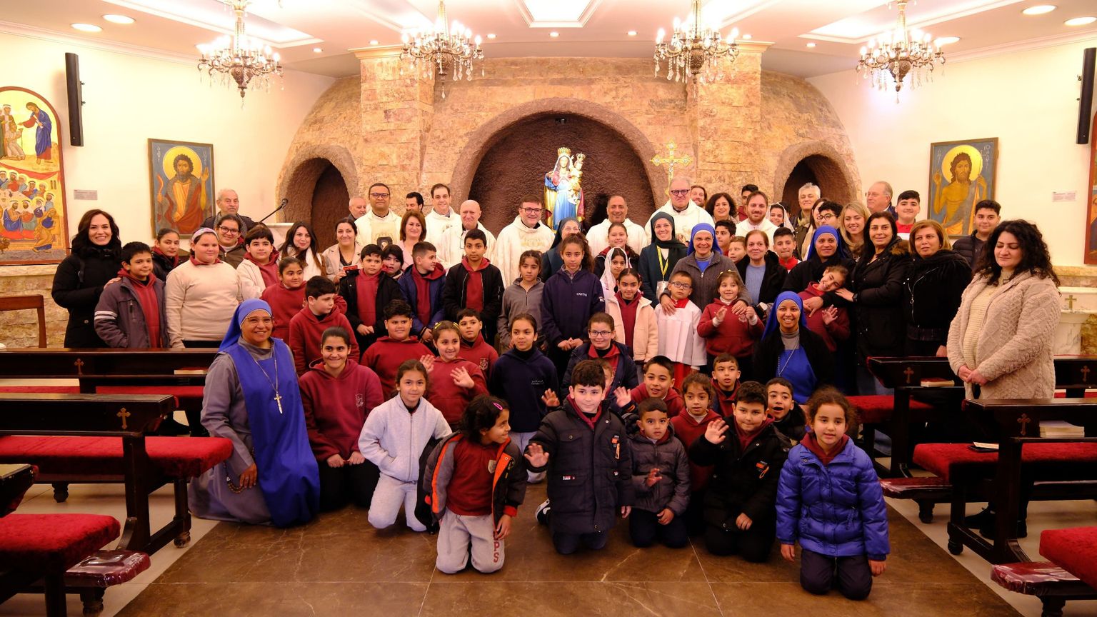 Il gruppo dell’Orp con i bambini dell’orfanotrofio del Santuario della Madonna del Monte