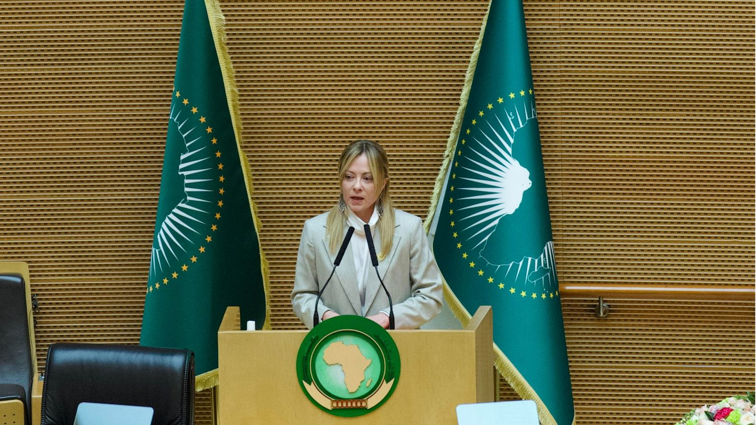 Smorza Merz, osserva Rubio, non rompe con Trump: i forni di Meloni in politica estera