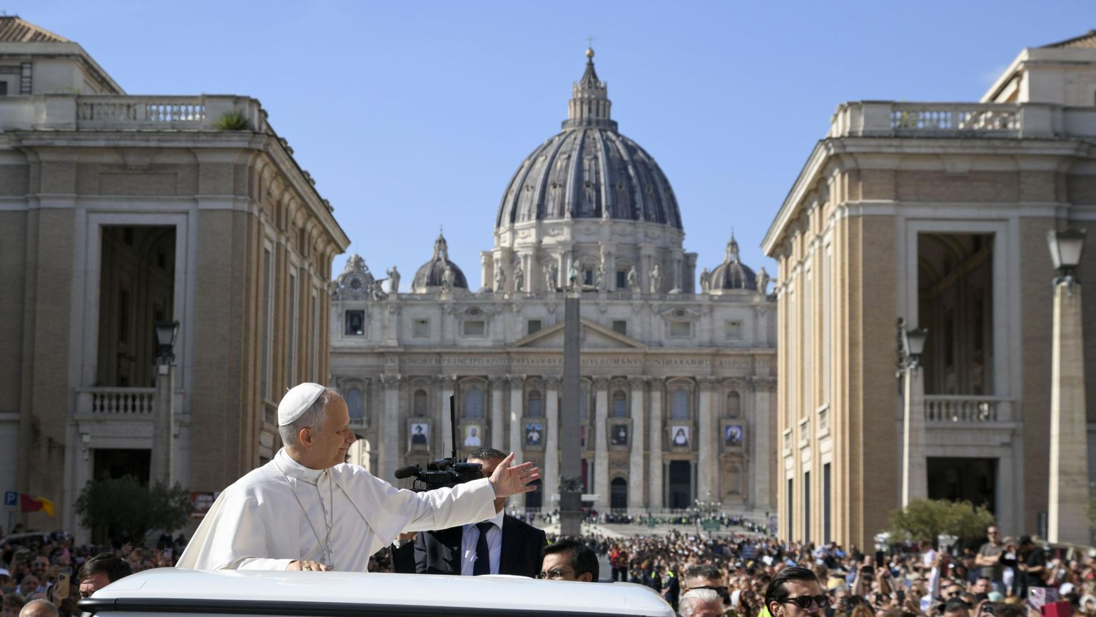 Papa Leone XIV con la Basilica di San Pietro sullo sfondo / VATICAN MEDIA