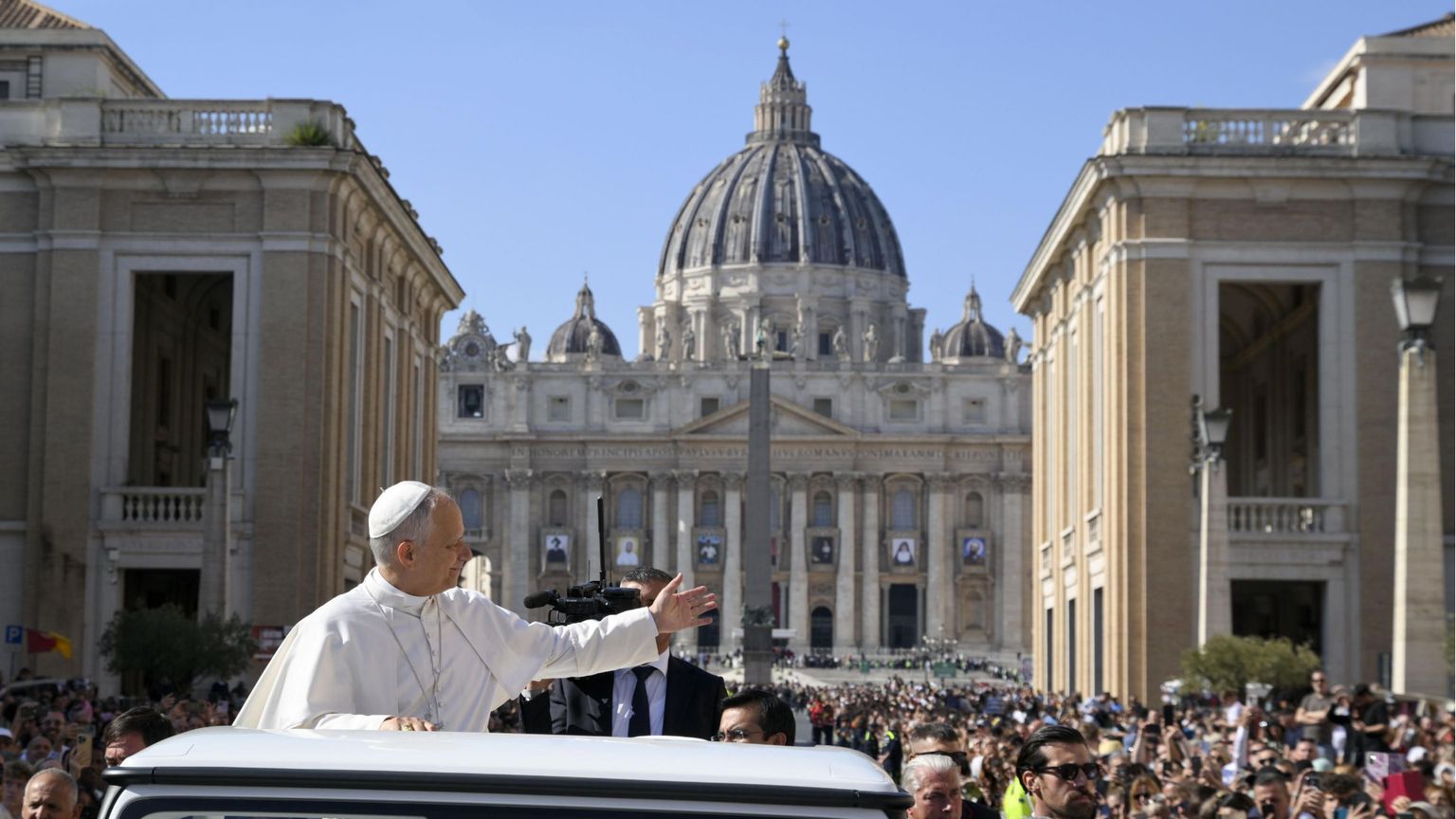 Papa Leone XIV con la Basilica di San Pietro sullo sfondo / VATICAN MEDIA