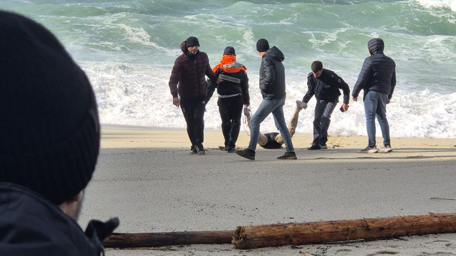 Il ritrovamento di uno dei cadaveri sulle spiagge della Calabria