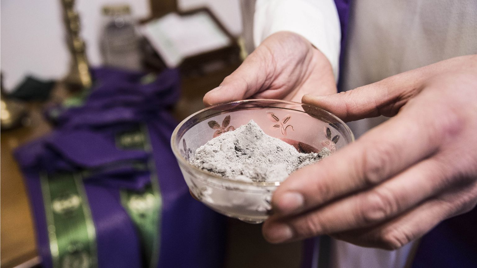 Le ceneri usate per il rito del Mercoledì che apre il tempo della Quaresima