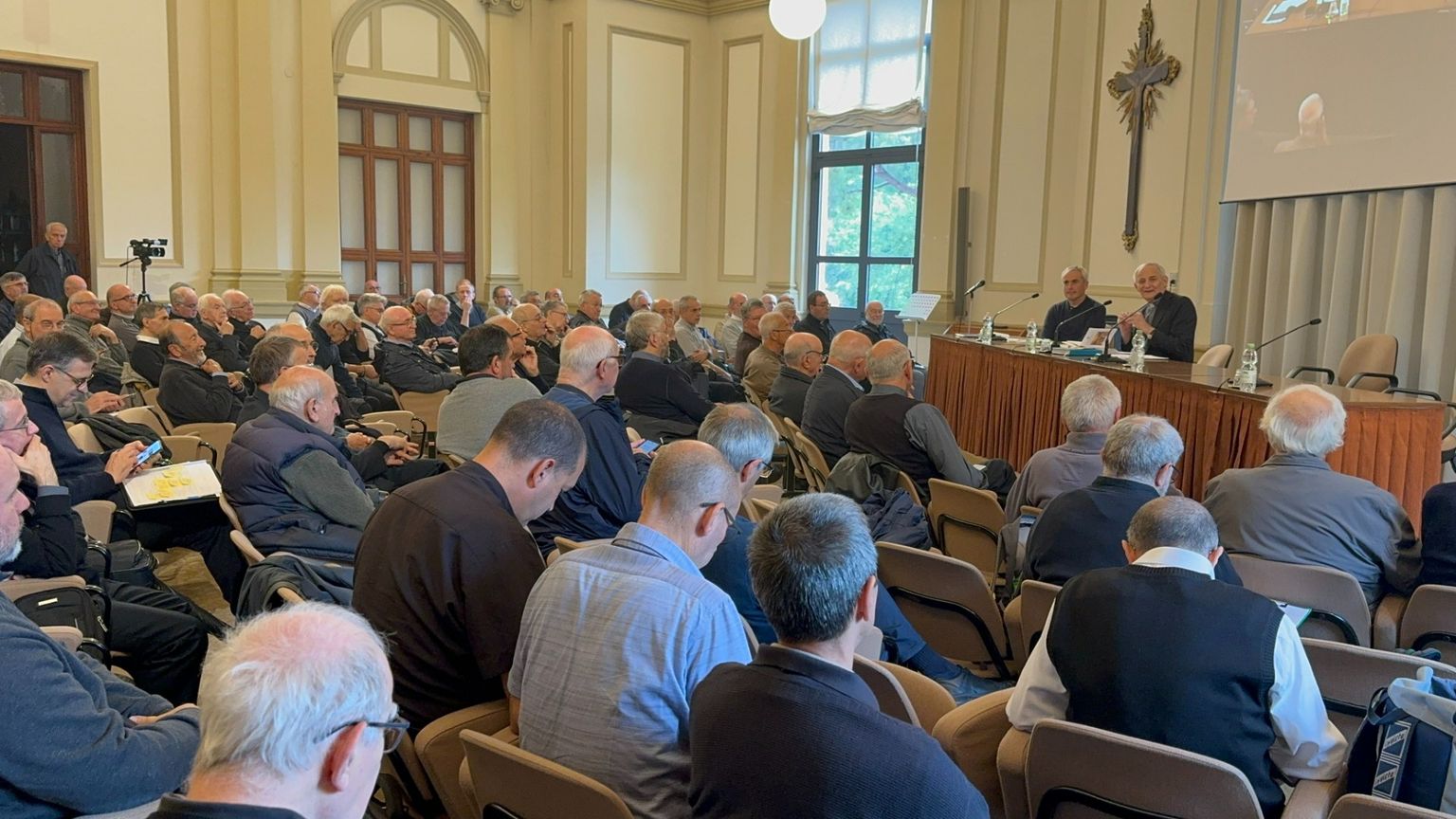 «Noi, sacerdoti, vi raccontiamo le prove del ministero e la voce di Dio che ci parla»