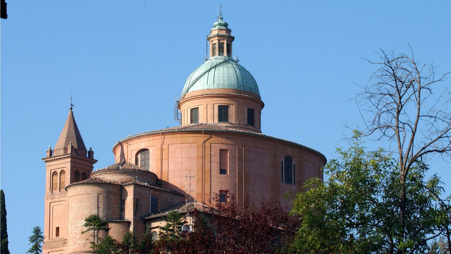 Ladri a San Luca, ma il tesoro di Bologna sono lacrime e preghiere