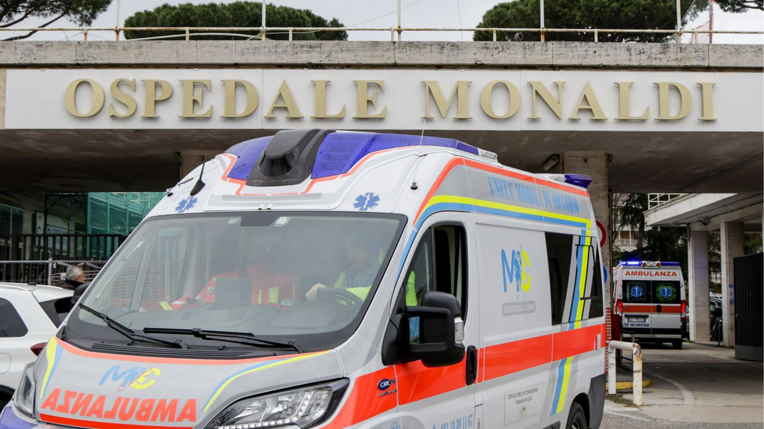 Le ambulanze fuori dall'ospedale Monaldi di Napoli, dove il piccolo Domenico è ricoverato