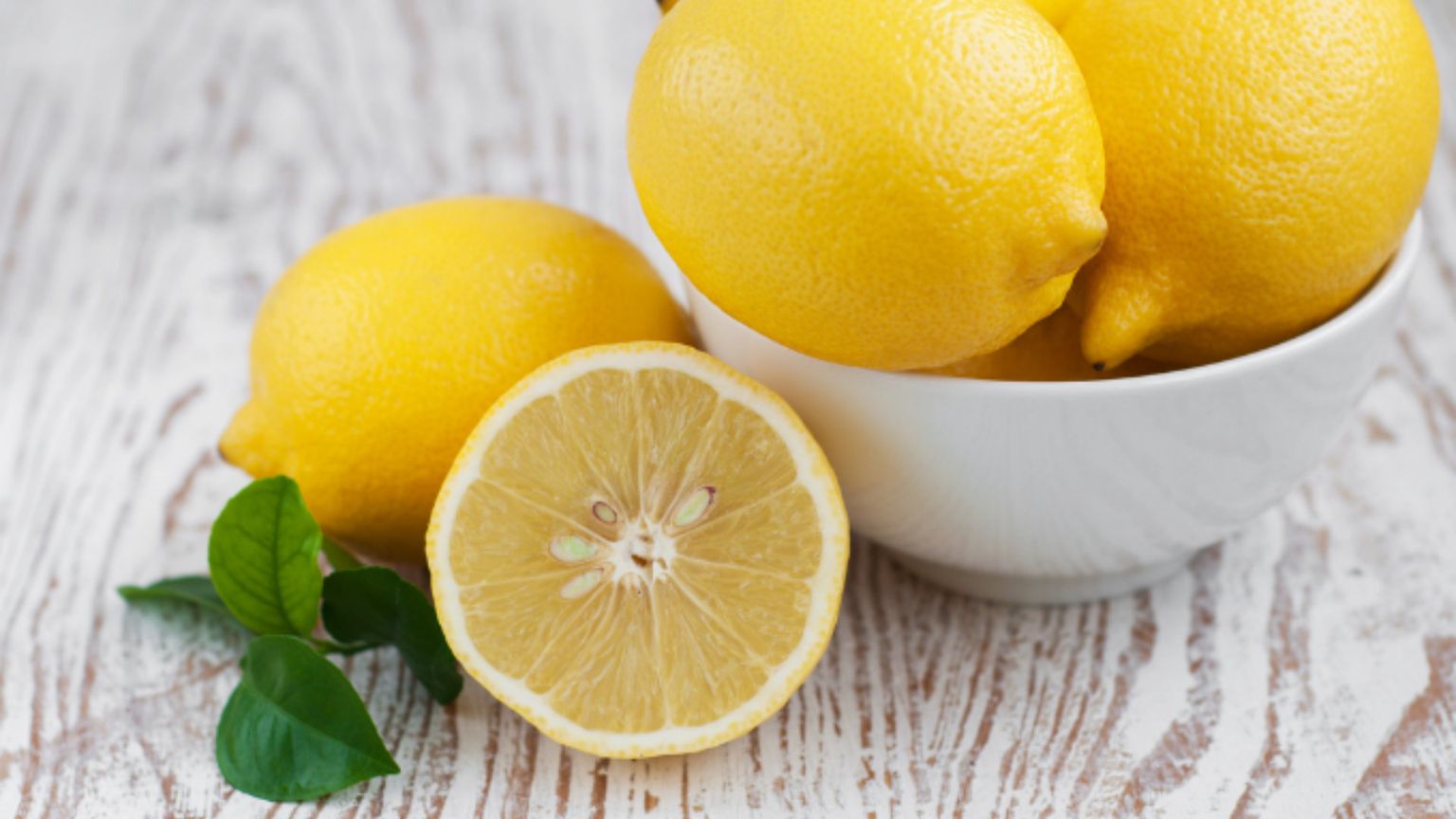 Come spruzzi di energico limone