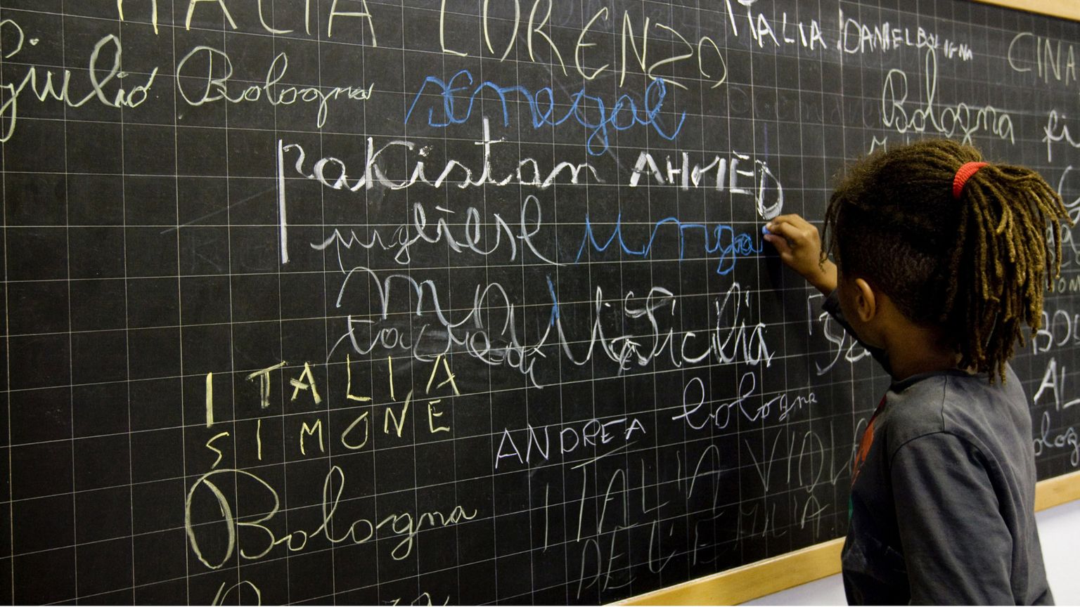 La "fuga dei bianchi" dagli istituti di periferia: dove nasce la segregazione scolastica