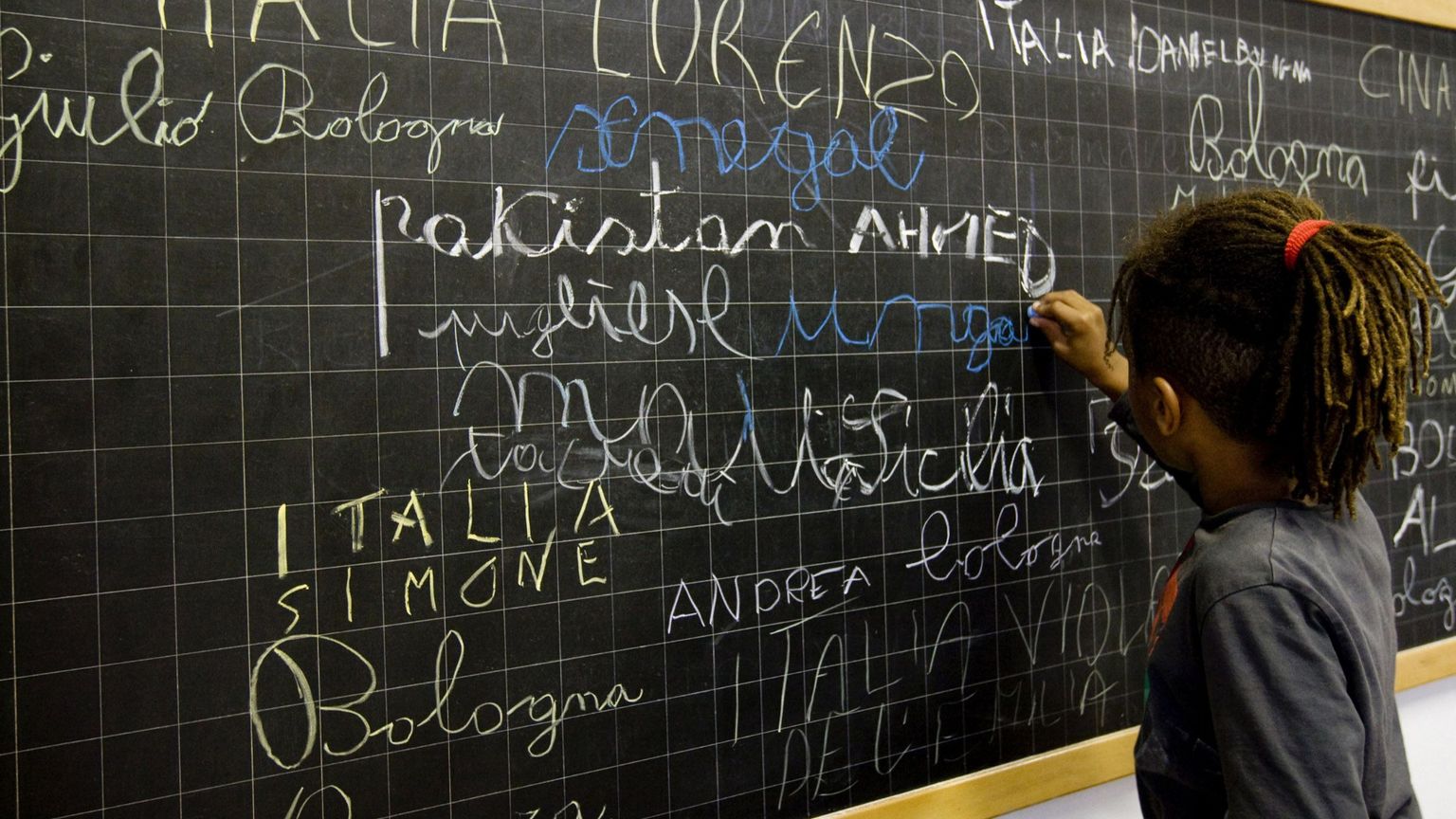 La "fuga dei bianchi" dagli istituti di periferia: dove nasce la segregazione scolastica