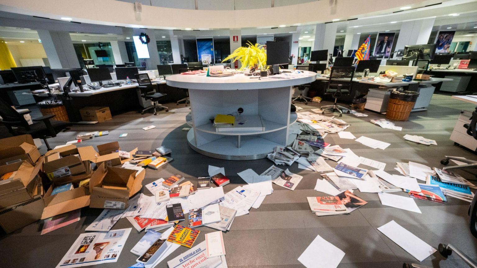 Torino, 5 arresti per i cortei violenti e l'assalto alla sede de "La Stampa"