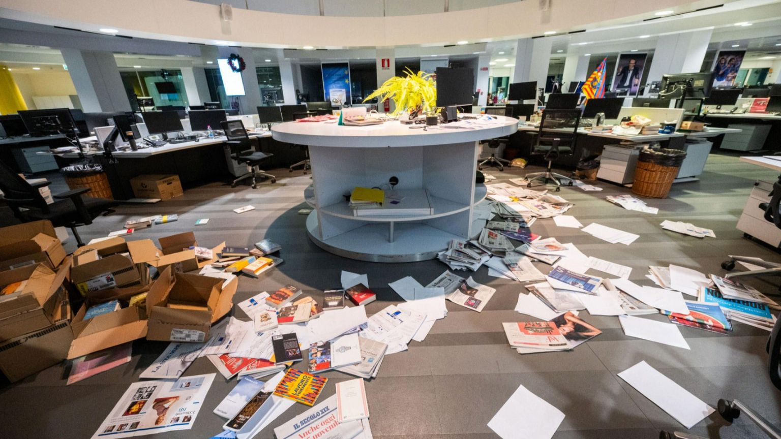 Torino, 5 arresti per i cortei violenti e l'assalto alla sede de "La Stampa"