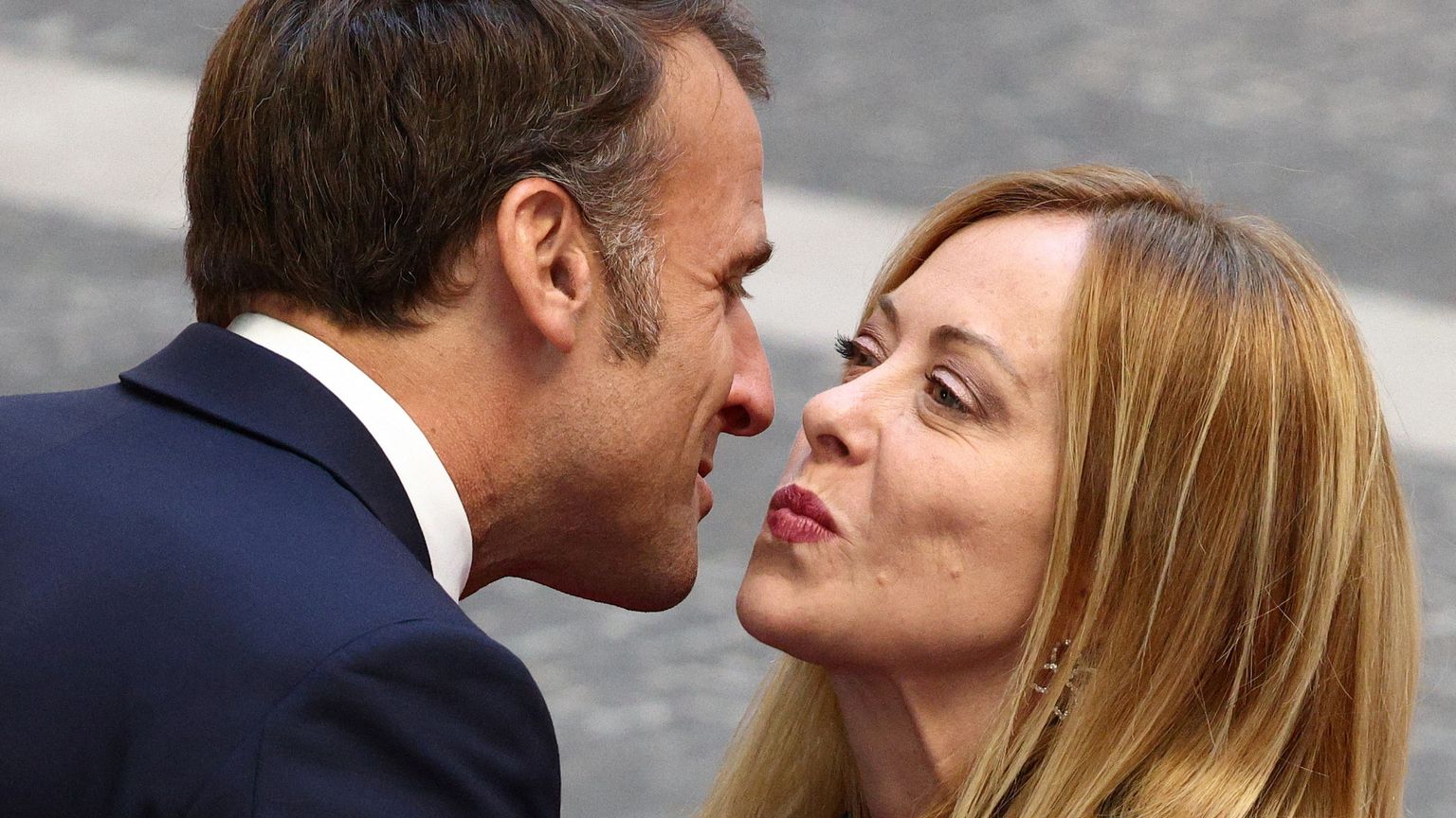 Il presidente francese Macron e la premier italiana Meloni REUTERS/Guglielmo Mangiapane