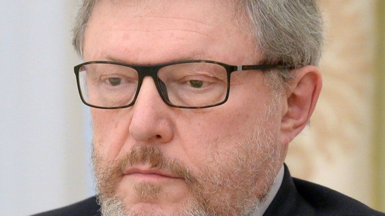 In primo piano, Grigorij Javlinskij: indossa giacca, cravatta e occhiali