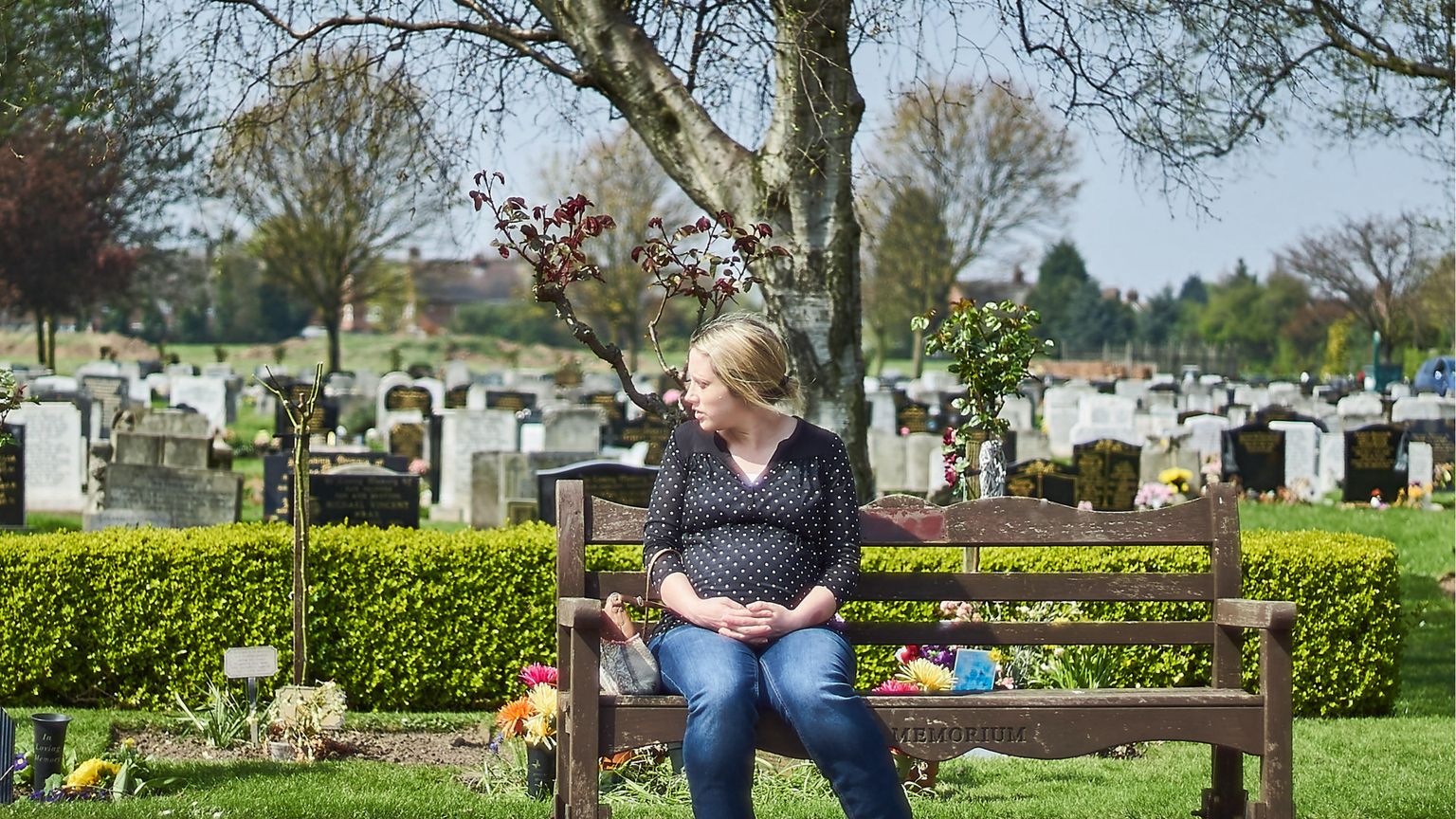 Una giovane donna sola, al cimitero