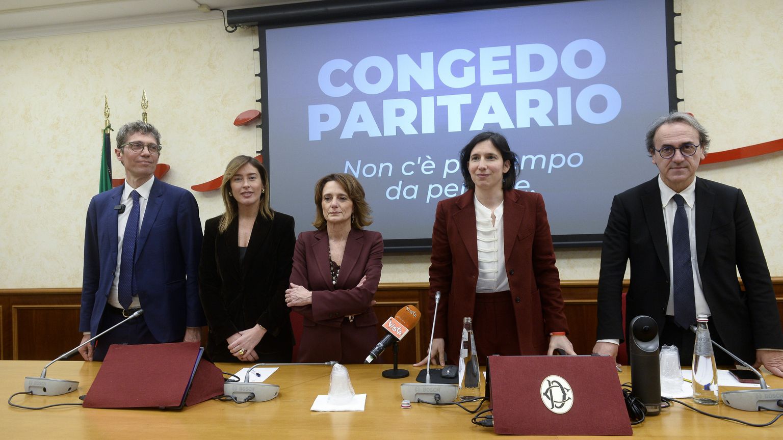 Cos'è il congedo parentale paritario e perché ha fatto litigare maggioranza e opposizione