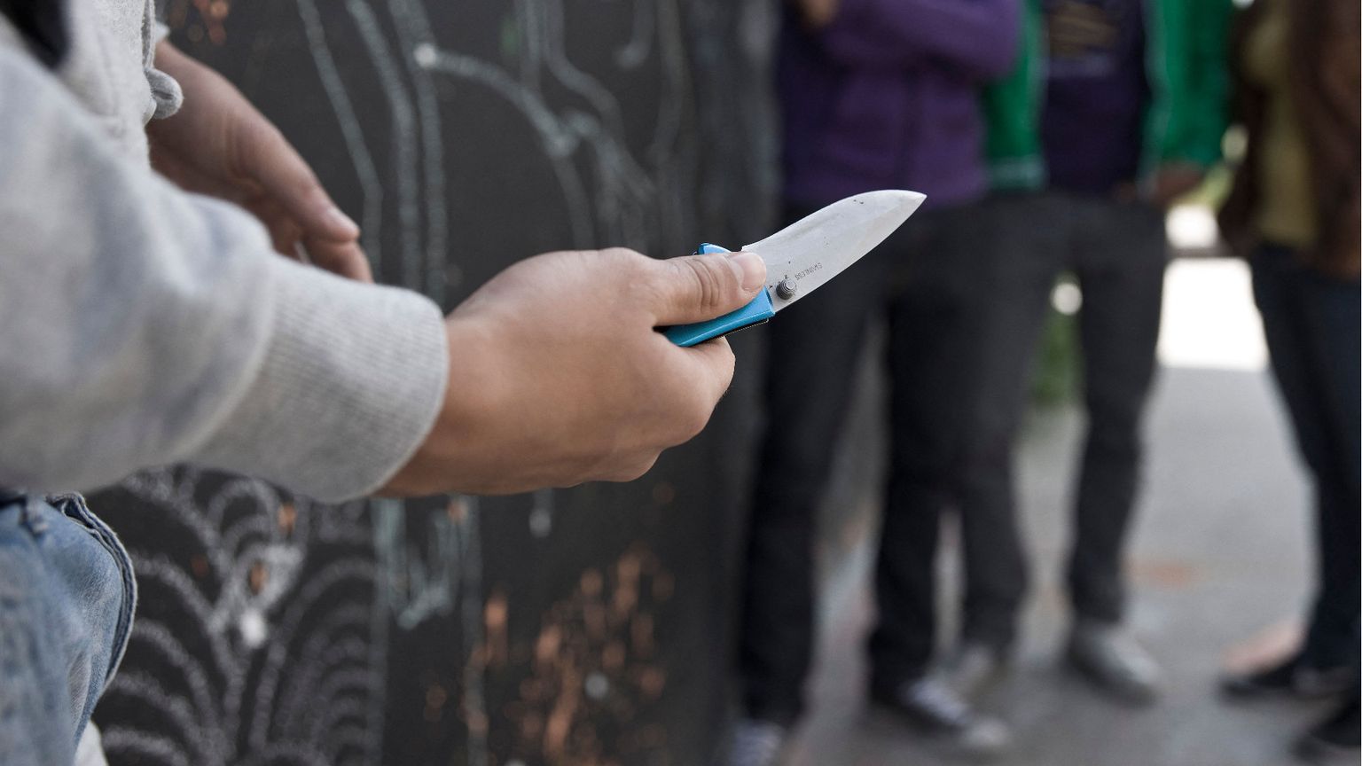 «Consegnate i coltelli in chiesa», l'appello di don Matteo Galli ai giovani