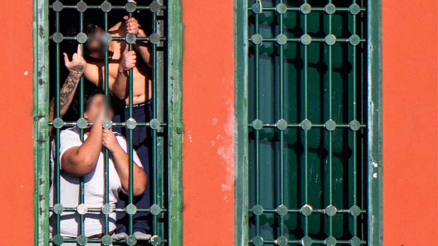 Alcuni detenuti che si affacciano dalle celle del carcere minorile Beccaria di Milano. Ansa /Andrea Fasani