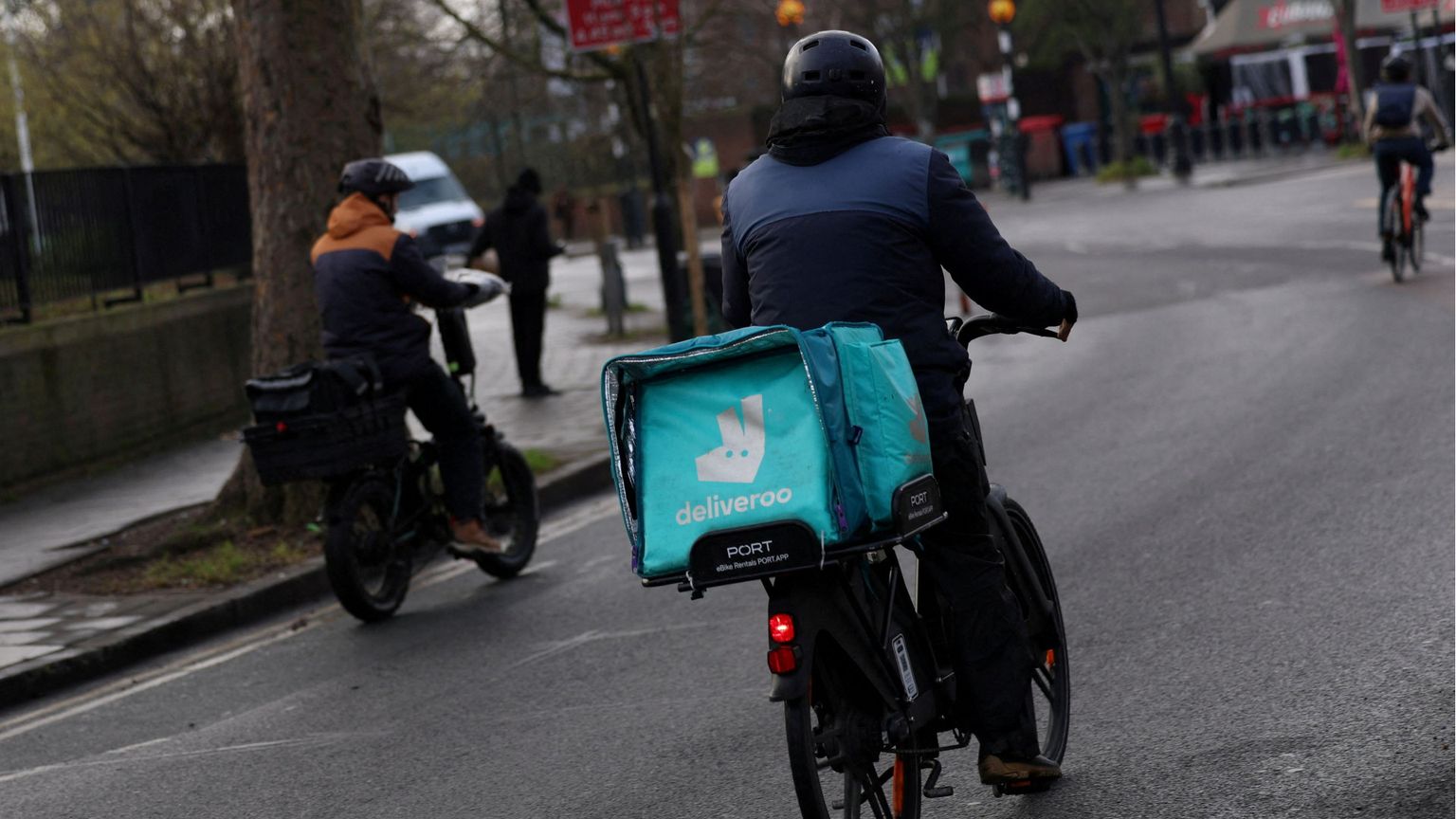 Caporalato sui rider, controllo giudiziario per Deliveroo