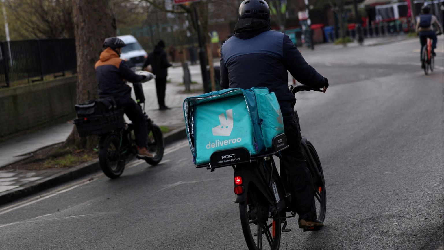 Caporalato sui rider, controllo giudiziario per Deliveroo