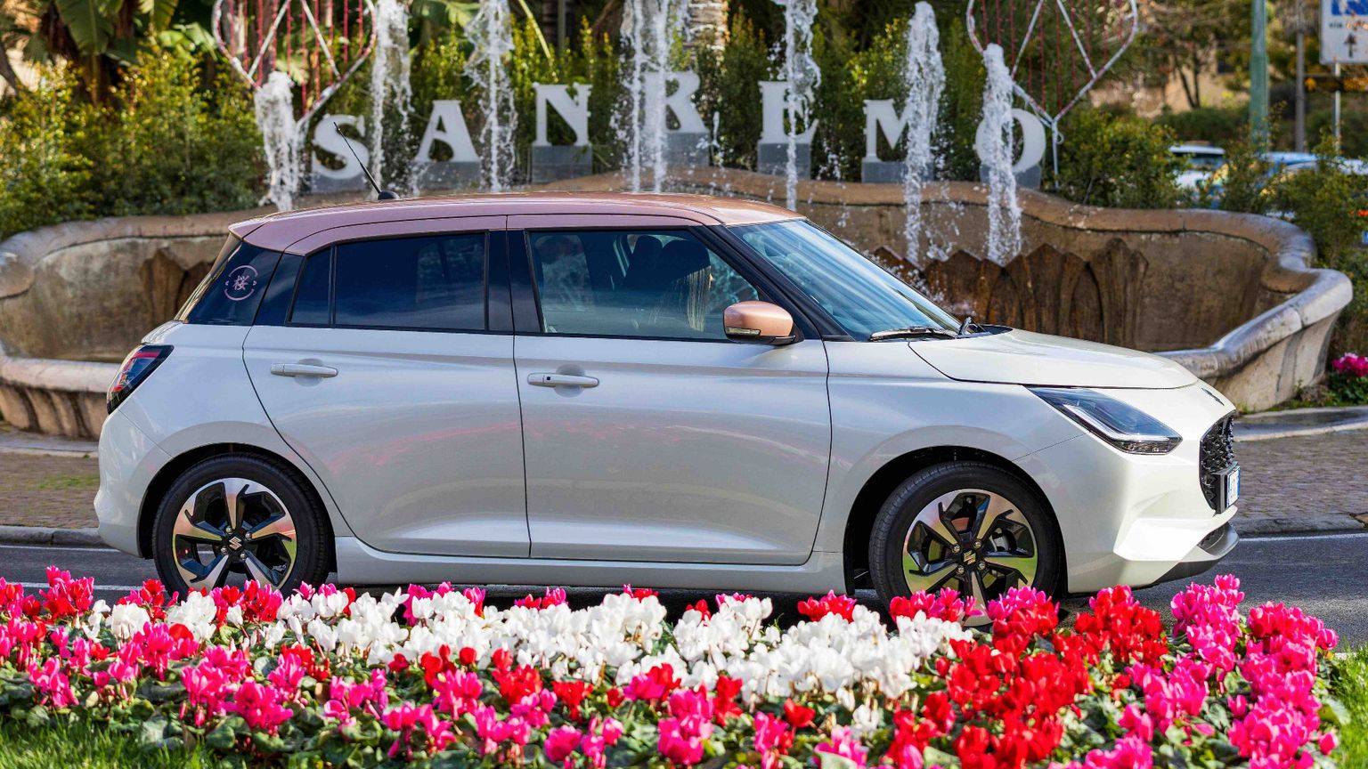 Swift Sakura, sboccia al Festival una Suzuki floreale "a tempo"