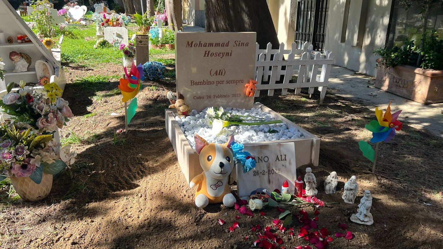 A tre anni dalla strage di Cutro c'è una lapide per il piccolo Alì
