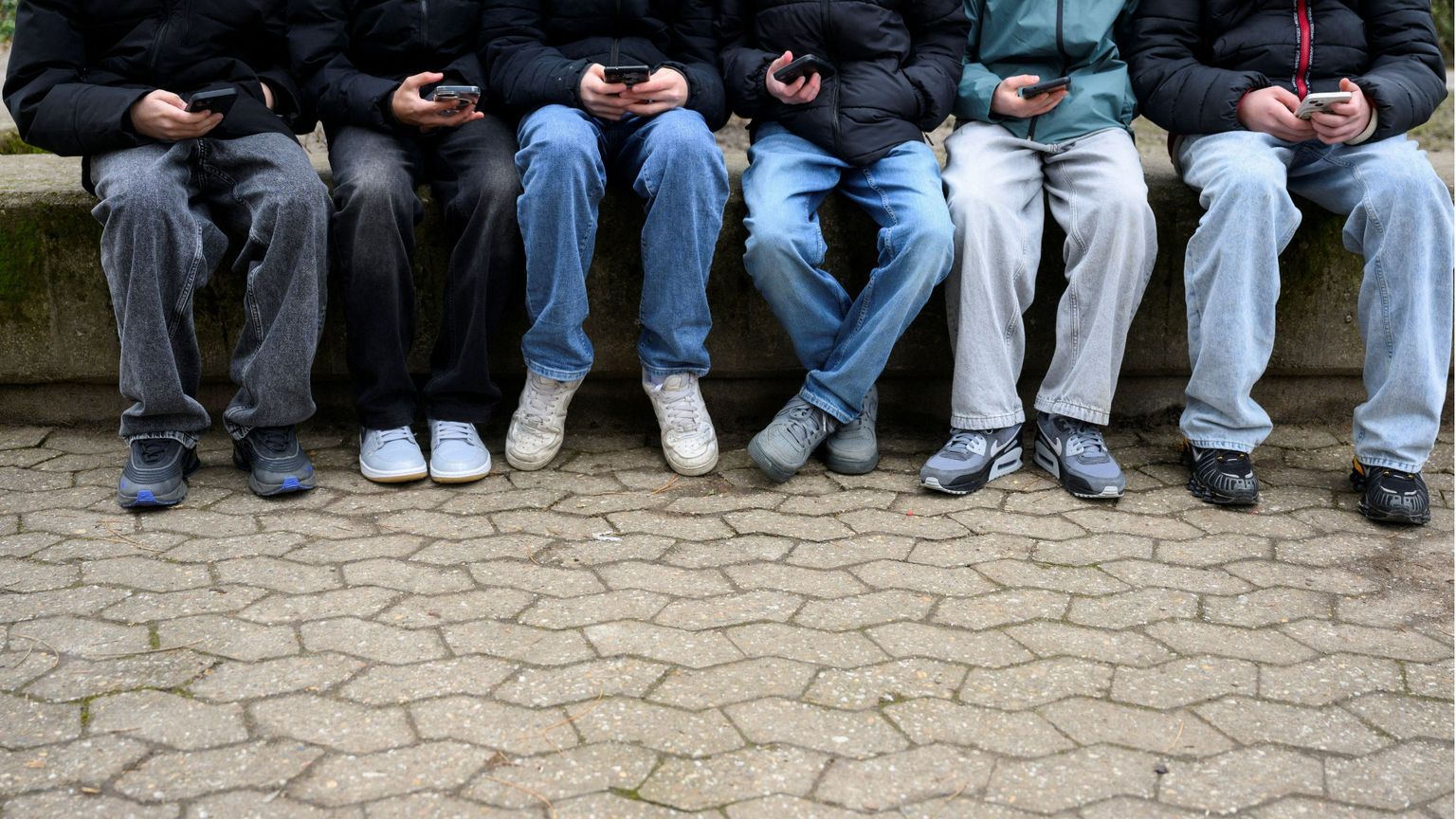 Divieto di accesso ai social per i minori o regolamentazione delle piattaforme?